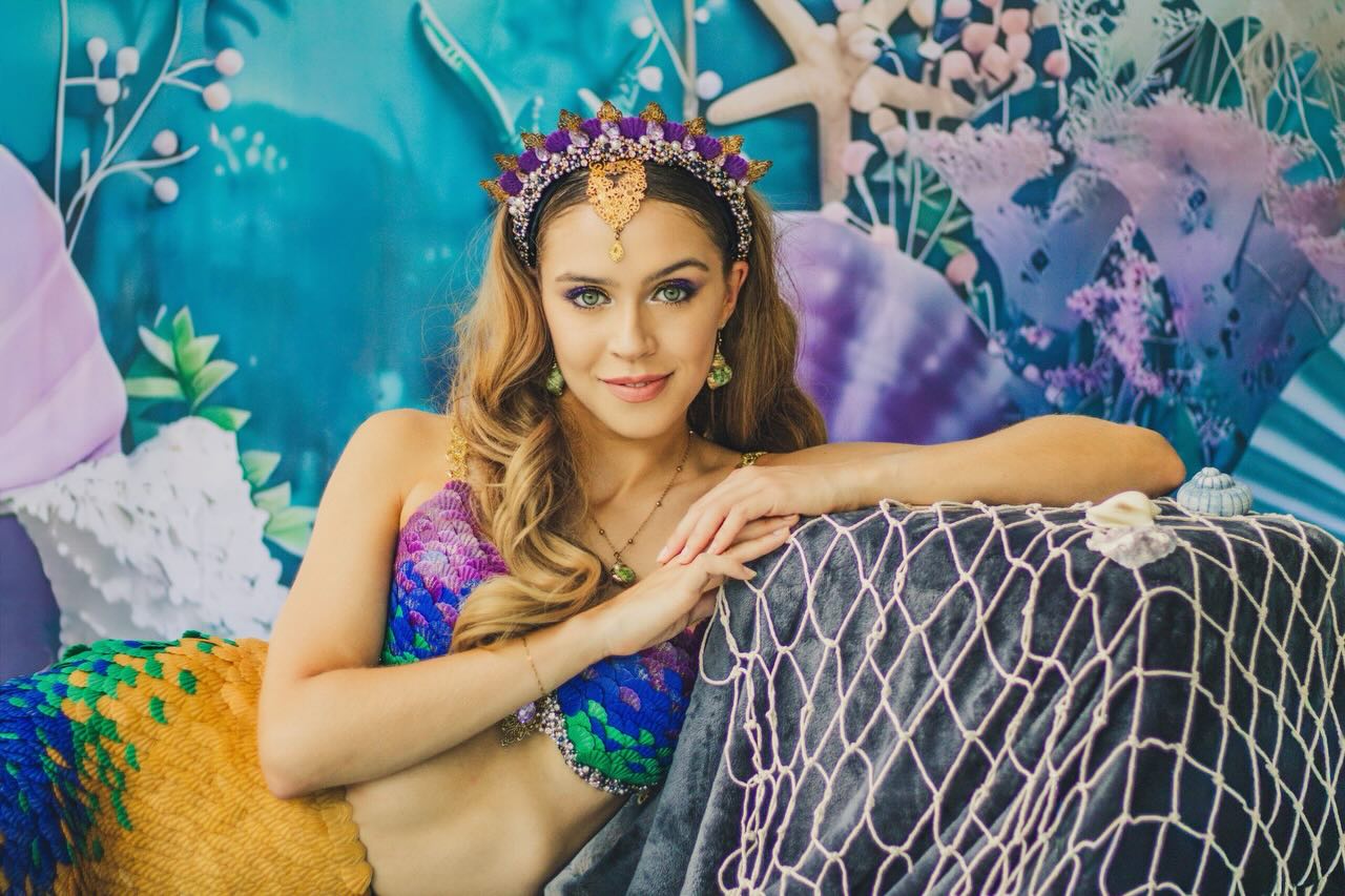 Germany, I’m coming back 🧜🏼♀️✨
I’m so excited to share that I will be attending @merfolktreffen again this year!
Last year was such a fun experience, connecting with so many merfolk, artists, performers and ocean-hearted people from across Germany and beyond. I’m am excited to be back with this wonderful community 💙
More details coming soon… but for now, consider this my official little splash of excitement 🌊
Bis bald, Merfolk Treffen! 🐚✨
Photos by @vanso_fotografiert and @visionsea.de taken at @merfolktreffen 2025.
#MermaidTarielle #MerfolkTreffen #ProfessionalMermaid #MermaidCommunity #MerfolkGermany