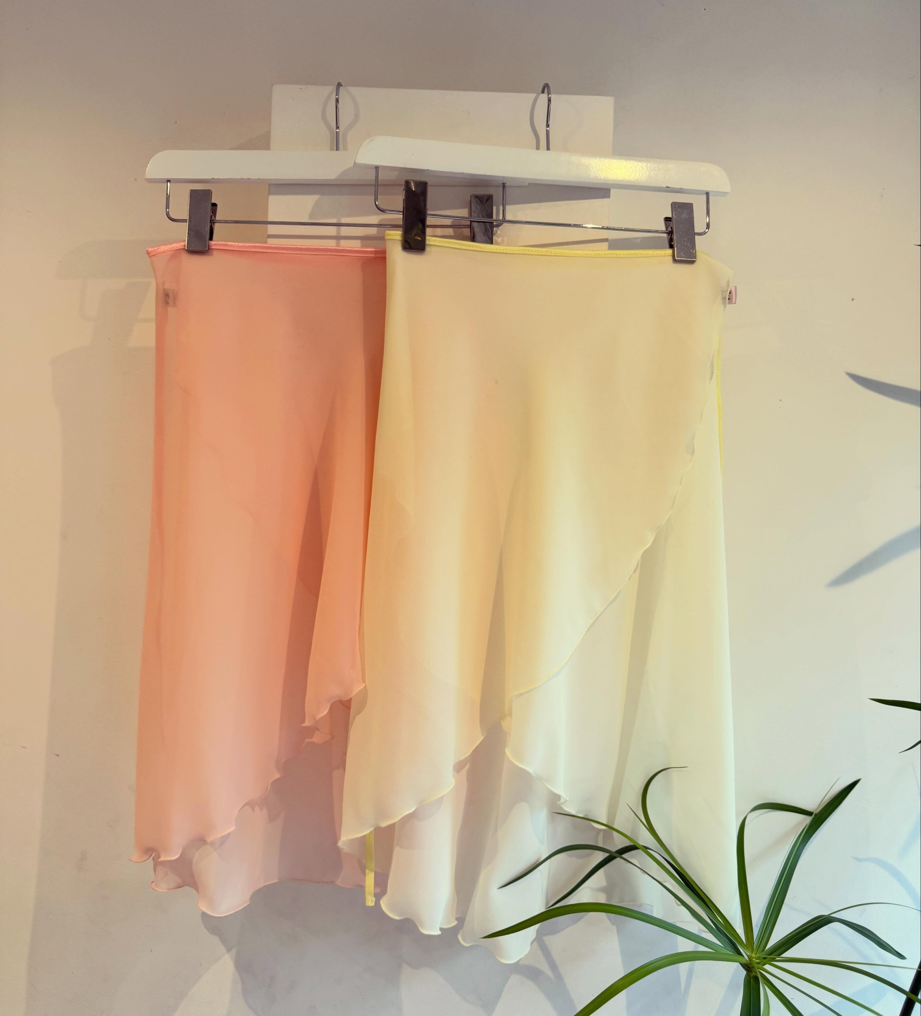 Delicious New Colours for a Summer Ballet Wrap Skirt. Meet Peach Melba and Lemon Cream. Which is your favourite?
Peach Melba is a classic lightweight chiffon fabric, while Lemom Cream is georgette, which gives a slightly more opaque matte feel.
I’ve made the examples in the high-low A-line shape as it’s my current favourite!
Look out for some clips and styling tips coming soon!
#balletskirt #balletwrapskirt #dancewear #balletclothes #balletbeautiful