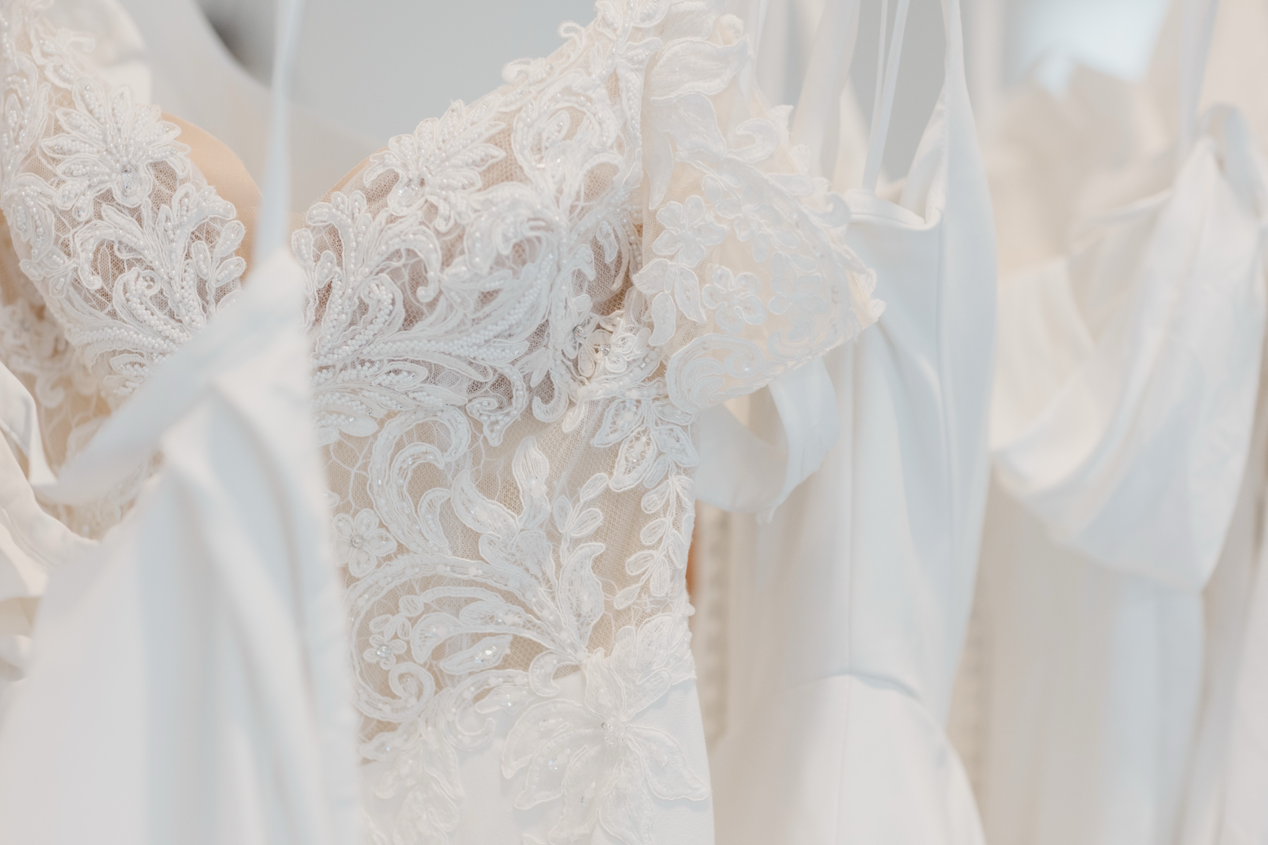 The details make the dress.✨
This lace bodice is a perfect example of why in-person bridal shopping matters. It’s the texture, structure, and craftsmanship you have to see (and feel) to believe.
Book your appointment and find the one that feels like you.🤍
•
•
#BridalShopSnohomish #SeattleBride #WeddingDressShopping #LaceDetails #BridalGownInspo