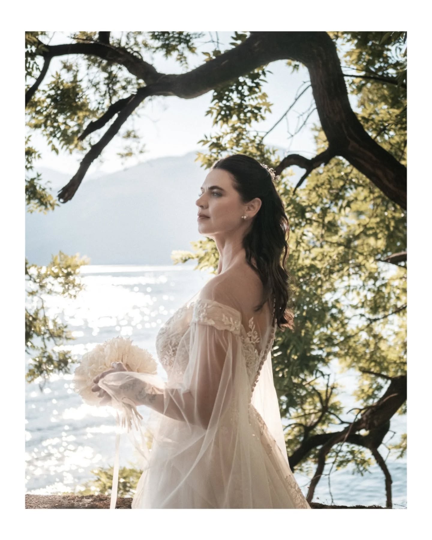 Before the ceremony begins, there is a moment when everything slows down.
The dress. The details. The anticipation.
A collection of quiet frames that tell the elegance of a wedding morning in Italy.
📍Italy 📸 Nick Gritti Studio
Bride @irishka88881
Flower @fiori_sospesi
#LuxuryWeddingPhotographer #DestinationWeddingItaly #BridalPortrait #ItalianWedding #WeddingMorning