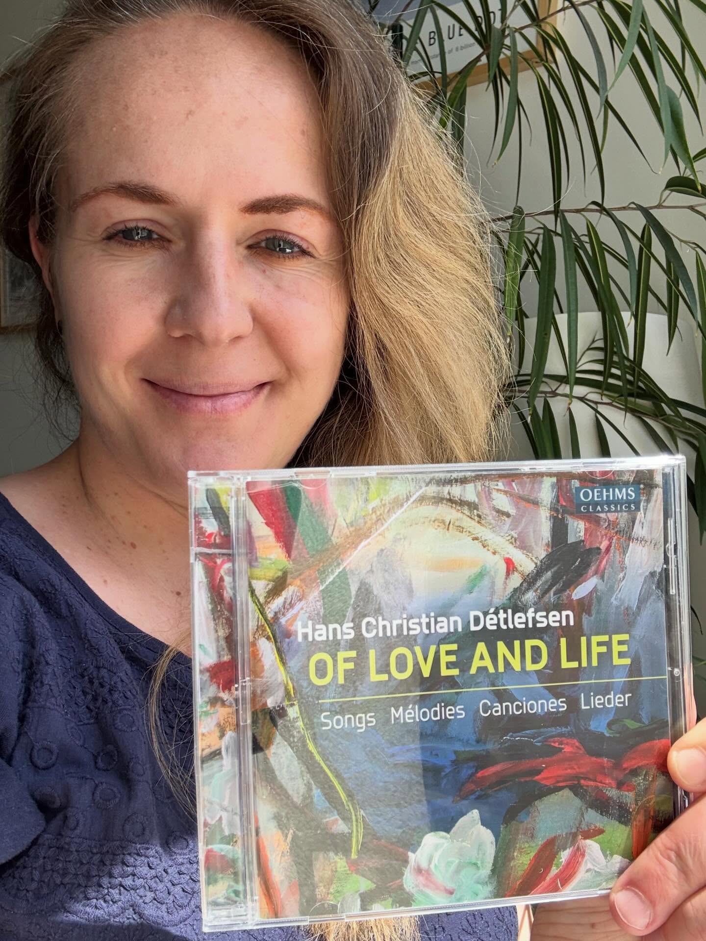 📬 A very special delivery today.
The new CD *Of Love and Life* by Hans Christian Detlefsen has arrived, and I am delighted to finally hold it in my hands.
Together with baritone @zacharias_galaviz_guerra , I had the pleasure of recording *The Dear Love of Comrades*, a song cycle with texts by Walt Whitman.
It is always a special moment when a project that began in the recording studio becomes a physical album.
I am particularly happy because this release also marks my first appearance on the @oehmsclassics label.
Congratulations to everyone involved in bringing this beautiful recording to life!
@ulfbaestlein
@feridebuyukdenktas
@vincenkusters
@charliemeijering
@heda_jet
More detailed information in the link in bio
last pic shows us right before premiering the songs last July at Schloss vor Husum in Germany
#artsong #baritonepiano #pianistsofinstagram #oehmsclassics #hanschristiandetlefsen