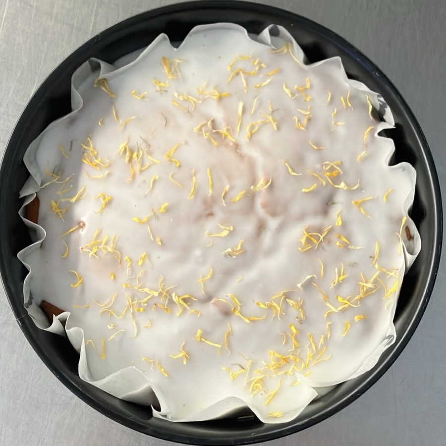 Zitronen mit Dinkelmehl, Windbeutel Aprikose, Quark -Rhabarber! Und noch viel mehr …. An diesem Wochenende im Hofladen und Hofcafé!