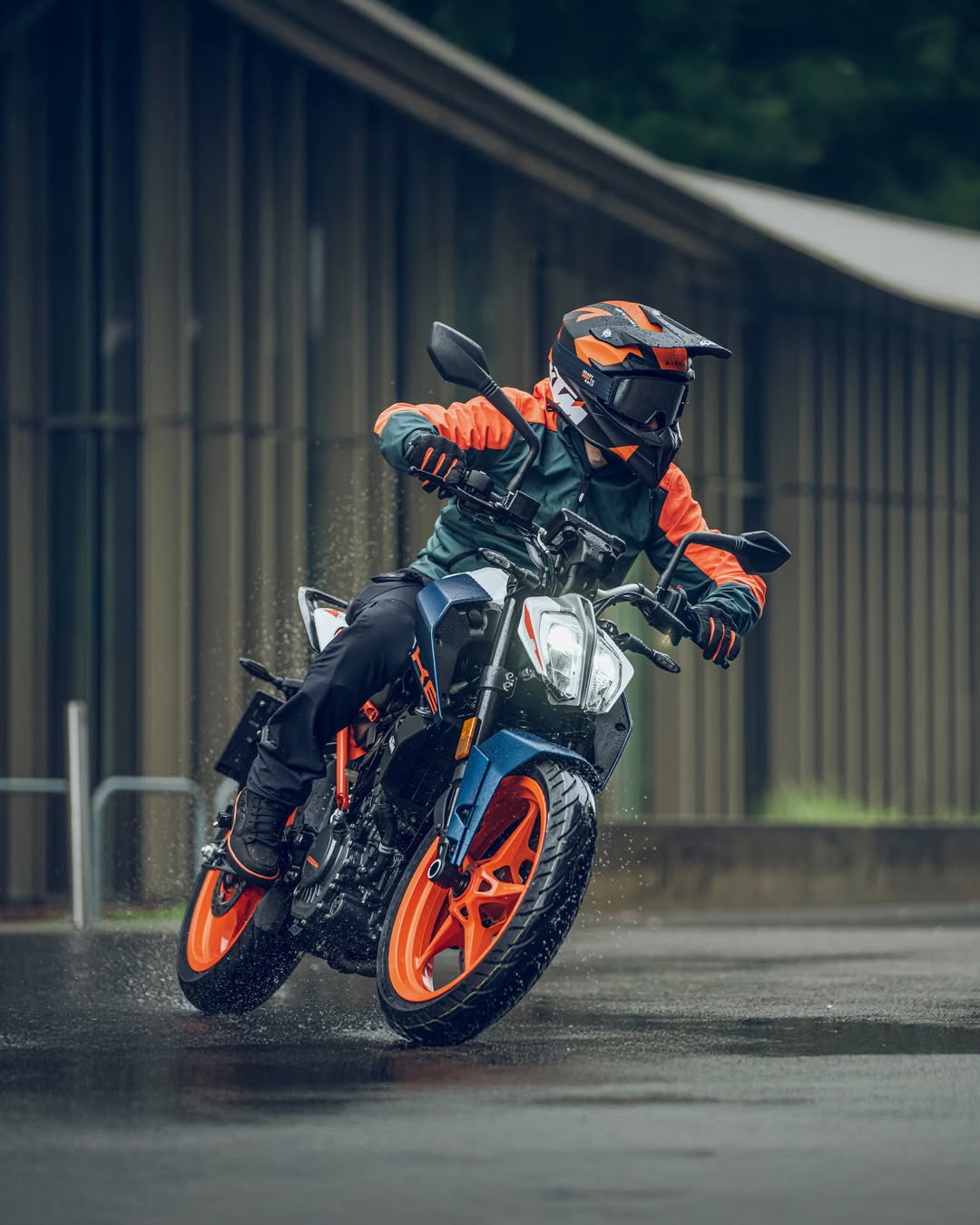 Unpredictable weather. Uncompromised performance. That’s the KTM 160 DUKE with Traction Control.
#KTM #KTMIndia #ReadyToRace #KTM160Duke
.
.
.
KTM Husqvarna Adyar