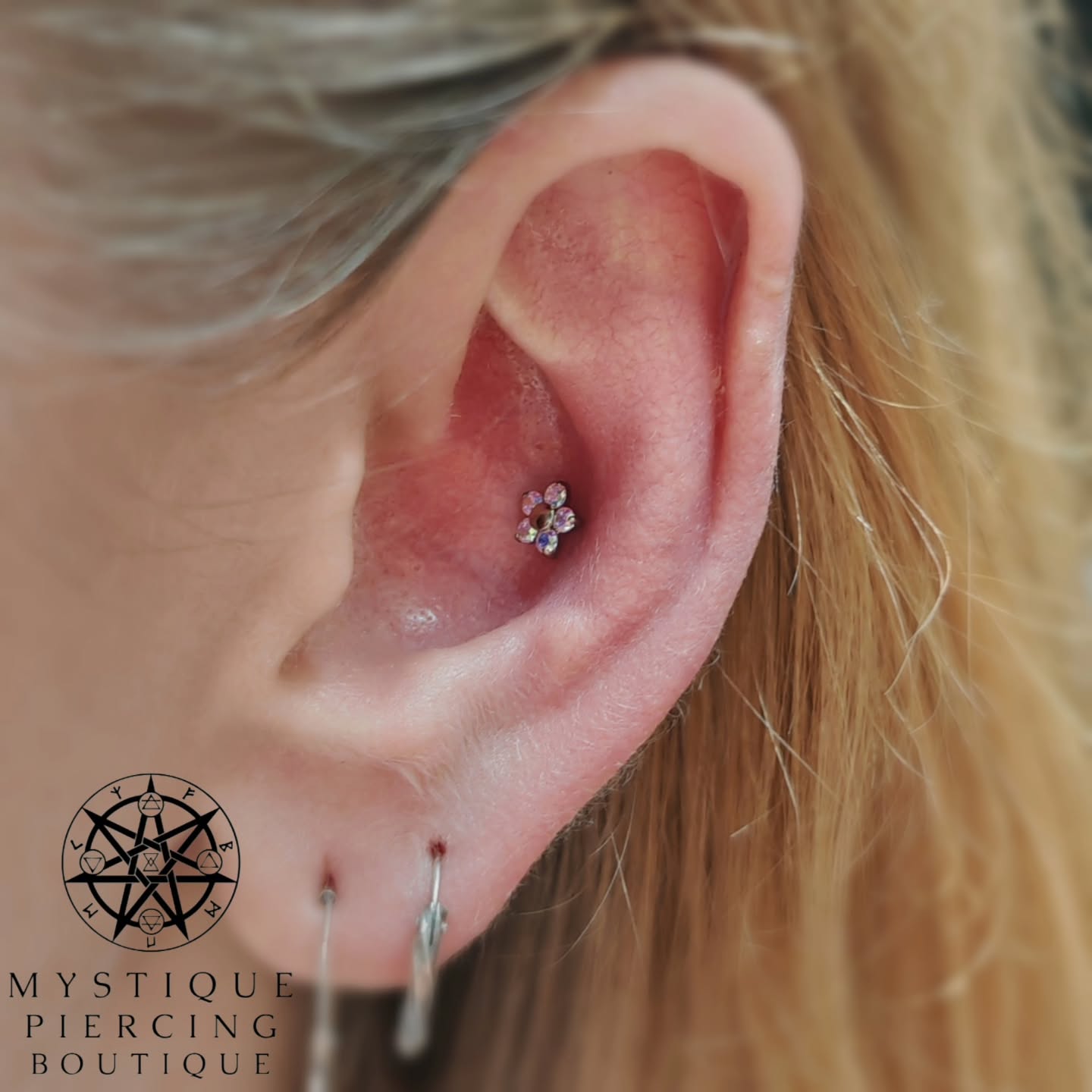 Did we ever mentioned, that we LOVE conch piercings?! They are so great and versatile, easy enough to heal, you can go big and bold with them and eventually install a ring into it.
If you consider your first cartilage, do a conch! π
Jewellery: Solara from @tremunpiercing
Piercer: @symbiotic_piercing @paid2stab
Using: @probodyart @purklenz
Aftercare: @neilmedpiercingaftercare