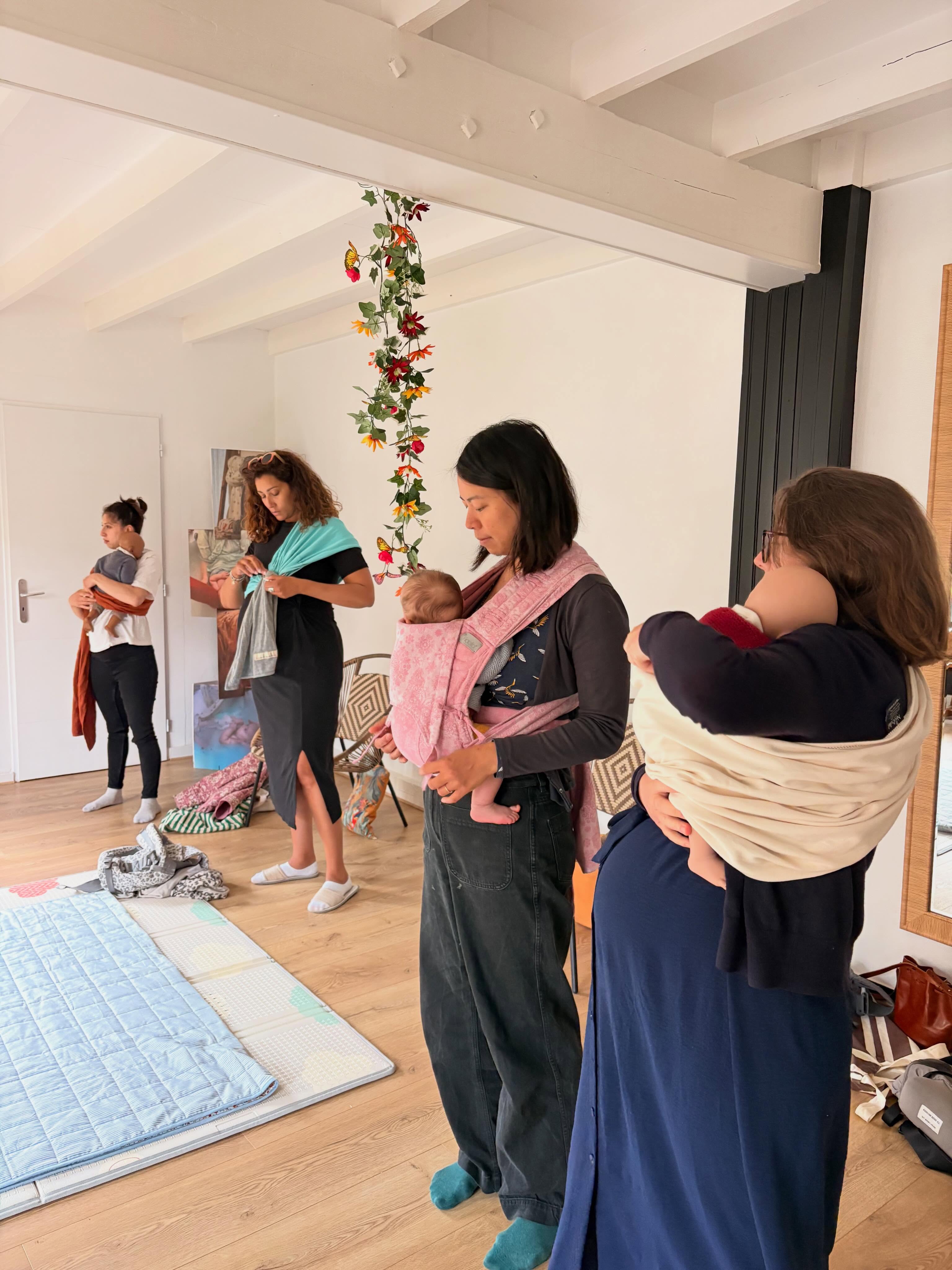 Envie de découvrir le portage physiologique dans une ambiance conviviale ? 🐨
Lors des ateliers de portage collectifs à @oasismaisondesfamilles , vous pouvez découvrir, manipuler et tester différents moyens de portage : sling, écharpe tissée ou extensible, porte-bébé physiologique, mei tai… afin de trouver la solution qui correspond le mieux à vos besoins et à ceux de votre bébé. 👶🏼
C’est aussi un précieux moment de rencontre et de partage avec d’autres parents et futurs parents, l’occasion d’échanger autour de vos expériences, questionnements et ressentis dans un cadre chaleureux. 💬
Pour participer, il vous suffit d’adhérer à l’association. 🌴
➡️ Atelier animé par @auseindenous monitrice de portage
👇 Et vous, avez-vous déjà porté votre bébé ? Quel moyen de portage avez-vous préféré (ou aimeriez-vous tester) ? Dites-le-nous en commentaire ! 💕
_________
#bebe #bebe2026 #jeunesparents #parentalite #maternite