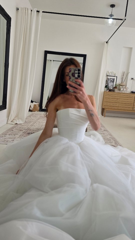 One dress, five unforgettable looks ✨
Discover the versatility of the Bowie gown by Eva Lendel and find the styling that feels most like you. Which look is your favourite? 🤍
Book your appointment to try her on.
📱www.elizabethkatebridal.co.uk
📞01724 645 058
📍128 High Street Crowle DN17 4DR
📧 hello@elizabethkatebridal.co.uk
#EvaLendel #BowieWeddingDress #WeddingDressInspiration #BridalStyle #ModernBride WeddingDressShopping BridalFashion BridalInspiration LuxuryBride SayYesToTheDress