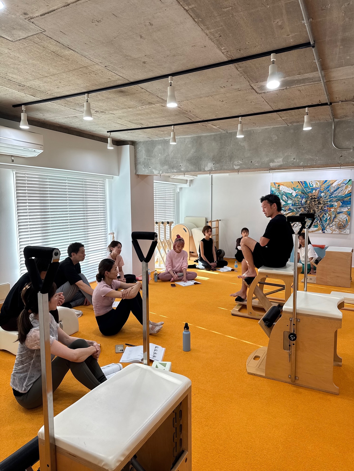 学びたい場所、学びたい先生がいて
再会があり、新しい出会いがあり、
ピラティスの本質に触れるために行く東京は、わたしにとって刺激と癒しがともにある場所
京都での日常が慌ただしくせわしないだけに、往復する新幹線や一人で寝る夜も、自分自身とゆっくり向き合い、これまでやこれからを内省する大切な時間
今年の夏は、新しいチャレンジが控えている
ぶれない信念をもって、学び続けよう
そして、
ずっと胸に描いてきたことをちゃんとかたちにしていこう
いつも素晴らしい学びの時間を本当にありがとうございます
@arancia_pilates
@junzisugahara
#ピラティス #アランチャピラティス #pilates
#マシンピラティス #チェア #ラダーバレル