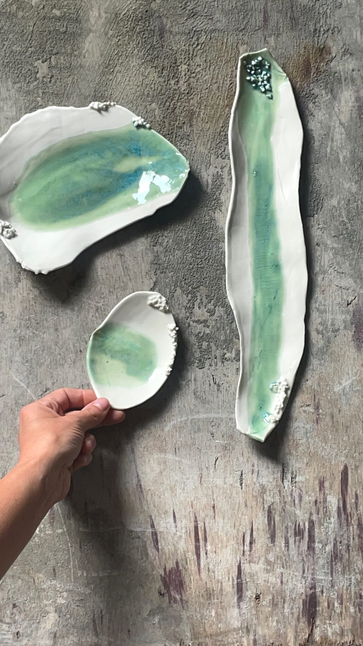 NOUVEAUTÉ – Collection Minéral
Inspiré par les couleurs et les textures du Bassin d’Arcachon, ce set en porcelaine de 3 pièces est une création entièrement unique.
Chaque détail révèle le travail de la matière : nuances minérales, émaux subtils et finitions artisanales qui rendent chaque ensemble absolument singulier.
🌊 Pièces uniques
🤍 Porcelaine artisanale
📍 Inspiré du Bassin d’Arcachon
Pour dresser une table élégante, offrir un cadeau d’exception ou simplement s’entourer d’objets qui ont une histoire.
Disponible à la vente – un seul exemplaire.
#céramiquecontemporaine #BassinDArcachon #decorationinterieure