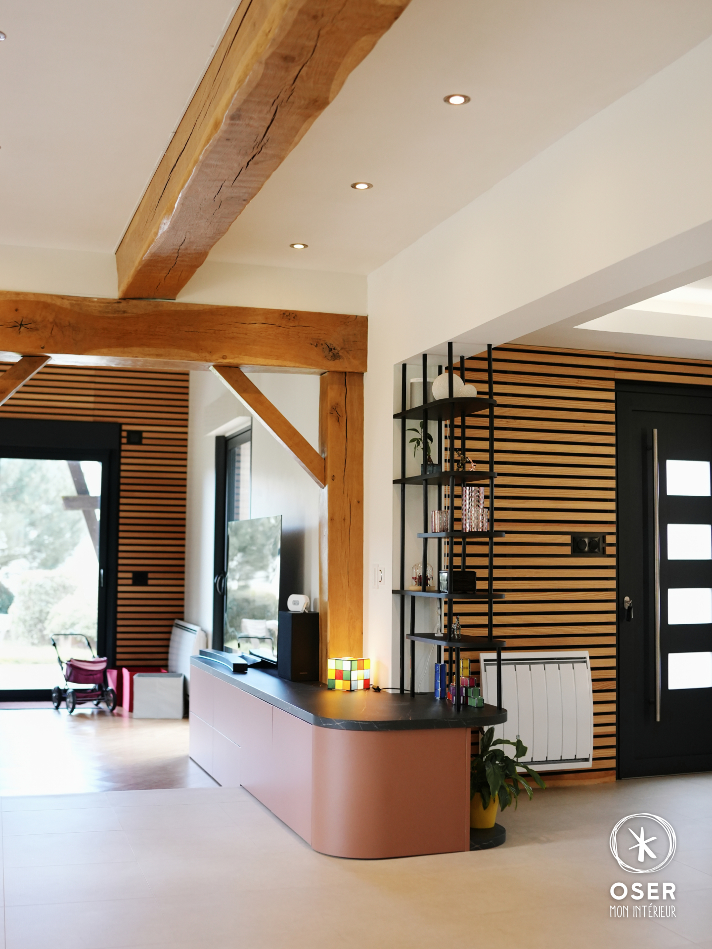 Un salon-séjour qui ose la couleur et le sur-mesure pour notre projet à Laillé.
Lorsque nos clients nous ont confié leur projet, ils avaient une vision claire : un espace de vie à la fois chaleureux, épuré et vraiment unique pour mettre en valeur les belles hauteurs sous plafond et les volumes généreux.
Nous avons conçu, fabriqué et posé un ensemble meuble TV et étagères sur mesure qui structure tout le séjour :
→ Le chant marbre biseauté sur une courbe, les façades terracotta, les joints noirs affleurants à l'identique sur toute la longueur du meuble TV.
→ L’étagère sur pied en métal noir, aux tablettes ovales décalées, qui s'élève jusqu'au plafond.
→ Le jeu de volumes et de textures qui dialogue avec les poutres en chêne brut et le bardage bois sur les murs de l’entrée.
En agencement sur-mesure, la qualité d'un ouvrage se voit dans ses finitions autant que dans sa composition.
C'est avec ce niveau d'exigence qu'on aime travailler sur chacun de nos projets chez OSER mon intérieur.
📩 Un projet en cours ? Discutons-en.
-------
OSER MON INTERIEUR, cabinet d'architecture d’intérieur et de maitrise d'oeuvre, pour professionnels et particuliers.
-------
©️ Photo & Vidéo : 📸 @Size_Up.io
#architecteinterieur #agencement #maitrisedoeuvre #Rennes