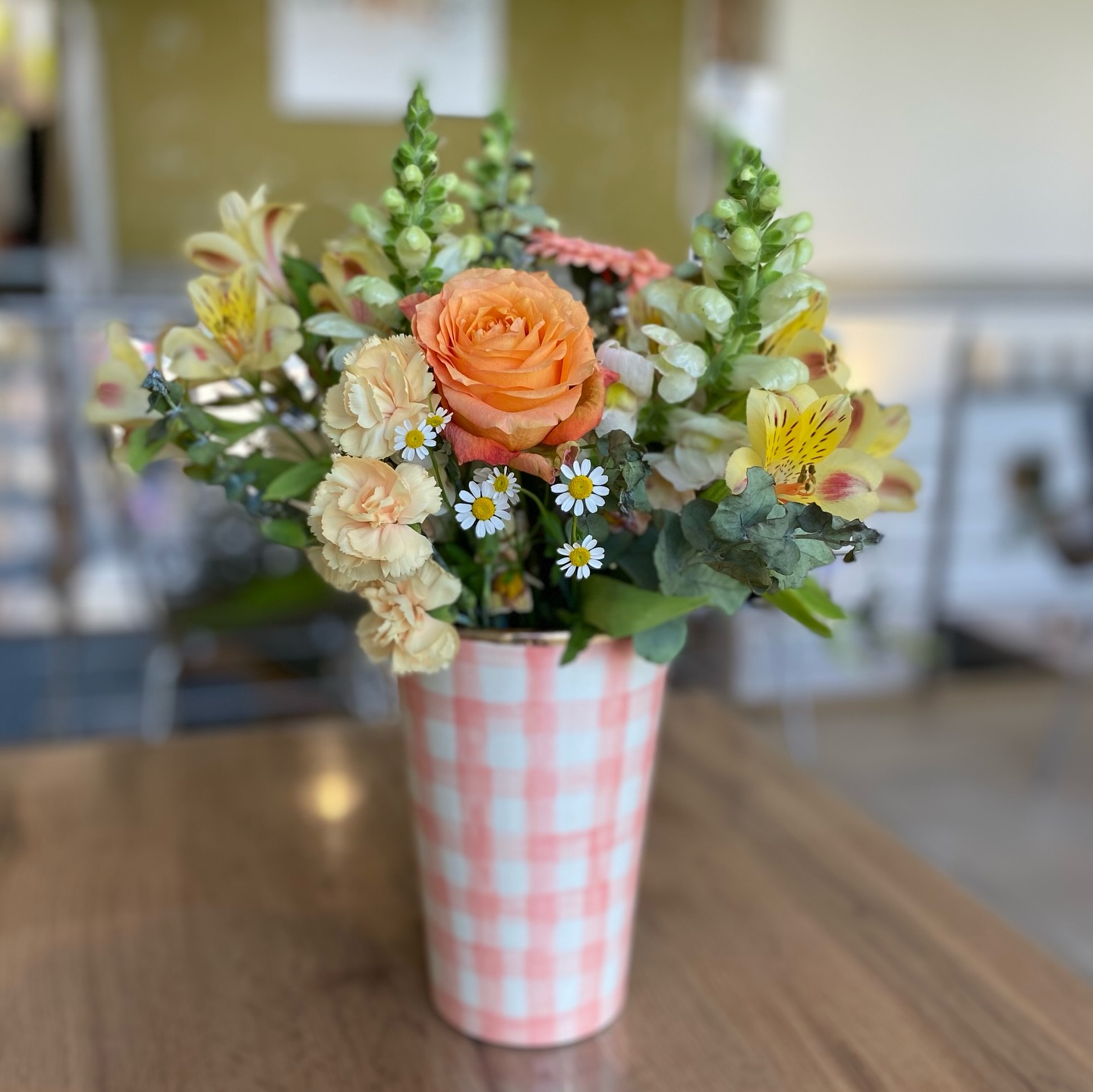 Frische Blumen brauchen eine Vase, die genauso schön ist. 💐
Gestalte deine eigene Vichy-Vase diesen Samstagvormittag 6. Juni – letzter Workshop vor dem Herbst!
👉 Sichere dir jetzt deinen Platz!
🌸Link in Bio