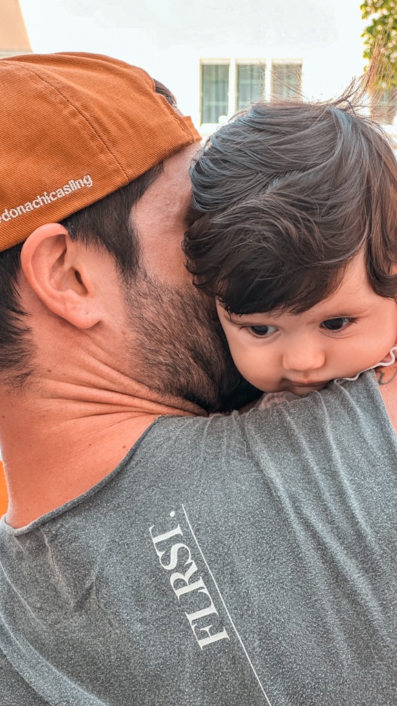 As vezes me pego igual um bobo apenas admirando Stephanie amamentando a nossa pequena…
E hoje eu pensei: “nossa, Linda, temos que filmar isso”
Pensa que crueldade, ela vai crescer e a gente nem vai mais lembrar de coisas tão especiais como esse momento ❤️