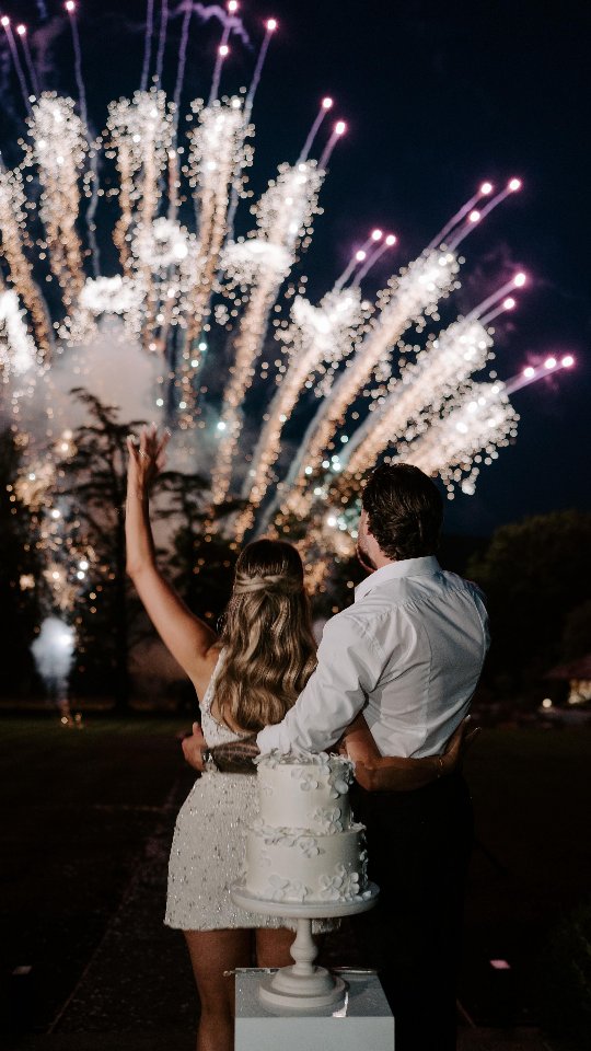 🎇 Fireworks, love, cake, and memories to last a lifetime. What a day! Safe to say this has to be one of my favourite cake displays ever. More from Eve & Jack's wedding coming soon. 🤍✨
Venue @deerparkcountryhouse
Photo @laurenjuliettephoto
Video @blueridgeweddings
Content Creator @getgarcia.d
Florist @thefwordflower
Band @therocketscollective
Stationery @km_stationeryanddesign
Celebrant @lauracrockettcelebrants
Violinist @biancablezardviolin
Pancakes @pancakehutuk
Decor Hire @etiquettehire_
Dog Chaperone @paws2party
Magician @glosmagician
Fireworks @sonicfireworks
Makeup @beautybyellieparkhurst
Hair @bridalhairbyrhian
Cake @sweet_satisfaction_cakes
Dress @ellielowedressmaker
Veil @sashandveil
Suits @peterposhsuit
Rings @swalesdiamonds
#deerparkweddingvenue #deerparkcountryhouse #deerpark #DevonWeddingSupplier