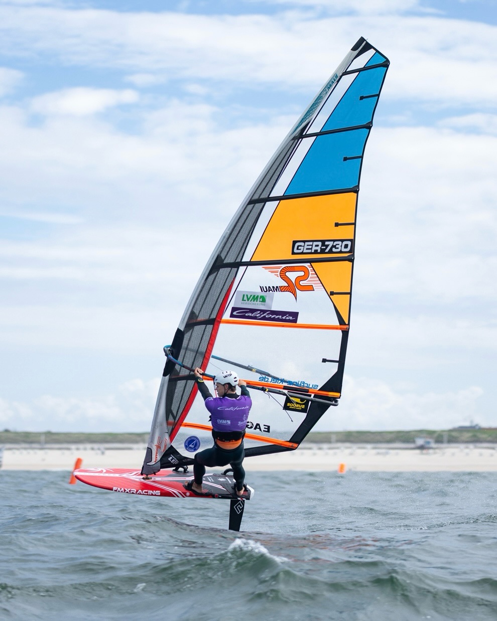 @lars_poggemann delivered a strong start to the season at the California Summer Opening on Sylt.🔥
After a series of exciting races off Brandenburger Beach, he steadily worked his way up the rankings and ultimately secured an impressive second place in the Foiling division. With this result, he sends a clear message right at the beginning of the 2026 Windsurf Cup season. 🤙🏻
📸: @henningvonjagow
#sylt #windsurfing #dwc2026 #foiling #wind