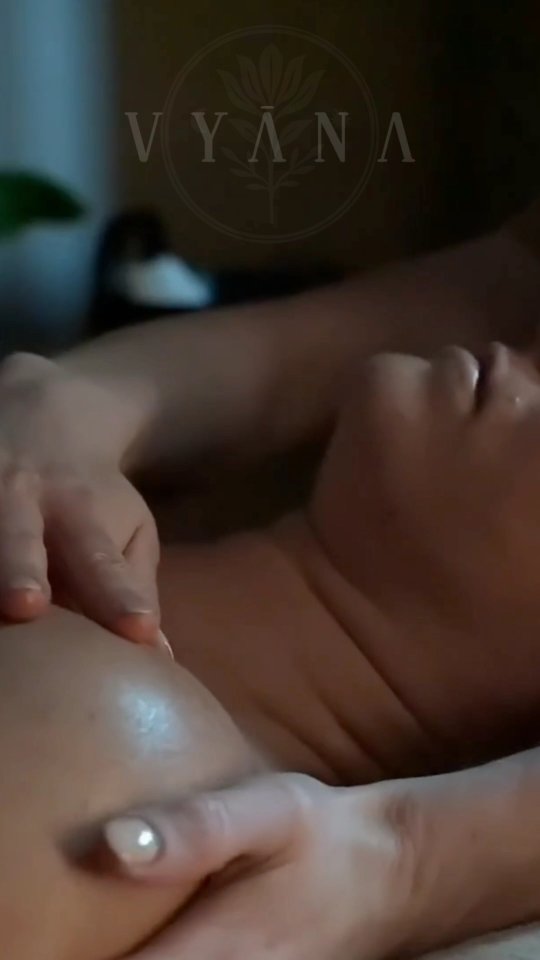 CAMAÏA est un rituel visage inspiré de plusieurs médecines ancestrales qui considèrent le visage comme le reflet de notre vitalité, de notre féminité et de notre équilibre intérieur.
À la croisée de l'ayurvéda, des traditions japonaises et du toucher intuitif, ce soin combine des manoeuvres enveloppantes, des points marmas, des techniques naturelles liftantes et structurales ainsi que l'utilisation de la baguette Kansa, un outil traditionnel ayurvédique fabriqué à partir d'un alliage de cuivre et d'étain.
Au contact de la peau, la baguette Kansa procure une agréable sensation de fraîcheur et participe à stimuler naturellement la circulation et l'éclat du teint tout en favorisant une profonde sensation d'apaisement.
Pensé comme un véritable rituel de beauté et de bien-être, CAMAÏA accompagne le visage vers davantage de souplesse, de mobilité et d'harmonie. Les traits semblent plus reposés, le regard plus lumineux et les contours naturellement mieux définis.
À travers des gestes lents, précis et profondément enveloppants, ce soin invite autant à révéler la beauté naturelle du visage qu'à offrir au corps un espace de repos, de présence et de reconnexion.
🌿 Bienfaits :
・Favorise l'éclat naturel du teint
・Stimule la microcirculation et la vitalité de la peau
・Aide à raffermir et tonifier naturellement les tissus
・Procure un effet liftant et restructurant grâce aux techniques manuelles utilisées
・Favorise le drainage naturel du visage
・Relâche les tensions du visage, du cuir chevelu, du cou et de la mâchoire
・Apaise le système nerveux et invite à un profond état de détente
・Favorise la présence à soi et la reconnexion au corps
Plus qu'un massage du visage, CAMAÏA est une expérience.
Une parenthèse où la beauté ne cherche pas à transformer, mais à révéler.
Un moment pour ralentir, respirer, retrouver son éclat naturel et laisser émerger cette douceur, cette présence et cette puissance tranquille qui appartiennent déjà à chacune de nous. ✨
www.vyanabienetre.ca
