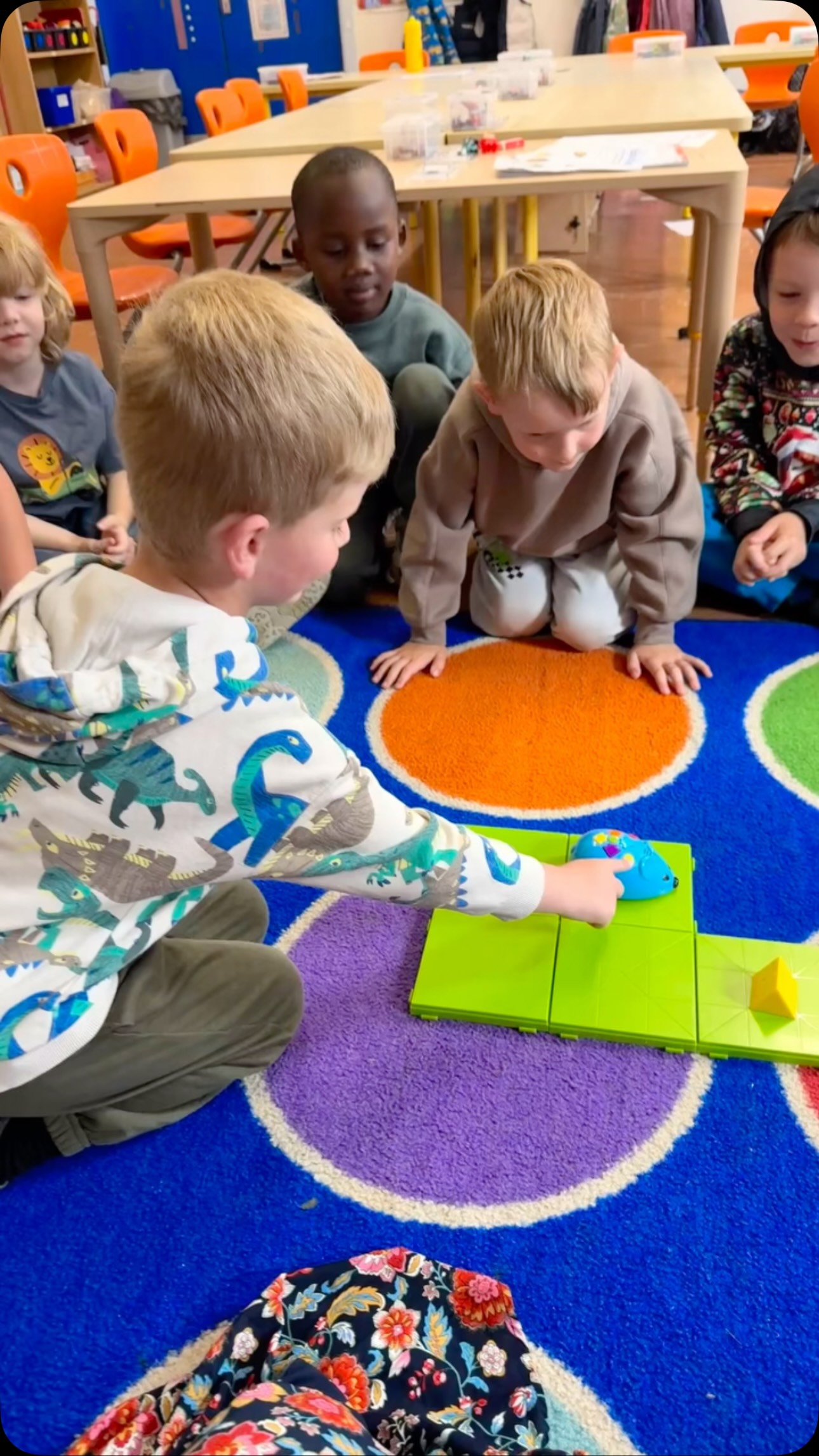 Our mini múinteoir in class today showed his JI classmates how to use his coding mouse and afterwards we experimented with our Bluebots in pairs.
#STEMEducation #HandsOnLearning #codingintheclassroom