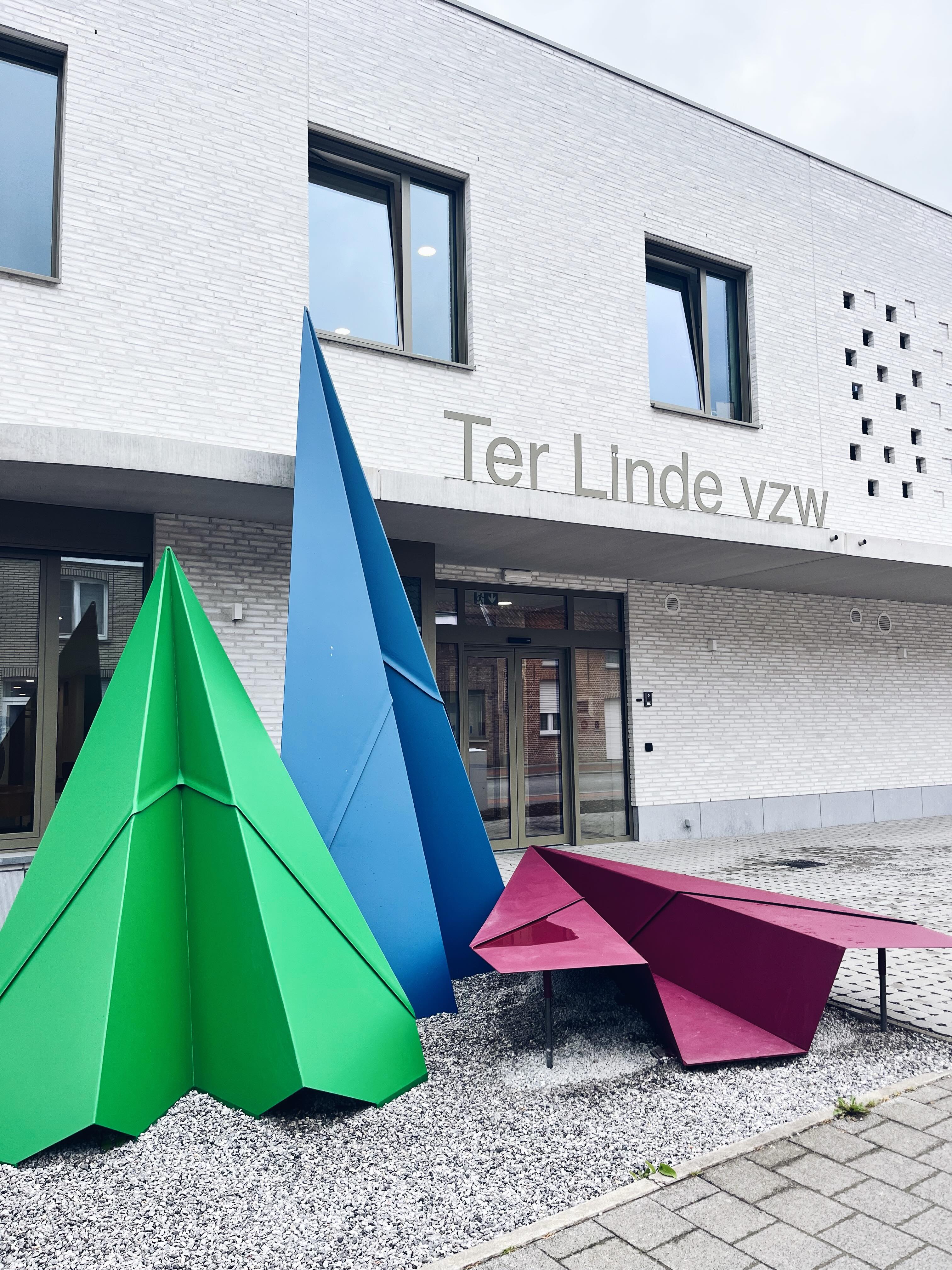 โ๏ธ Nieuw aan onze ingang: een kunstwerk van kunstenaar Rob Buelens.
De kleurrijke papieren vliegtuigjes staan symbool voor de kinderen die bij Reva Ter Linde hun eigen traject afleggen. Een vliegtuigje kan je plooien, ondersteunen en voorbereiden op zijn vlucht. Hoe goed het vliegt, hangt mee af van die zorg. Maar eens je het loslaat, weet je nooit precies waar het zal landen.
Dat is ook hoe wij naar onze kinderen kijken. Elke dag ondersteunen we hen om te groeien, ontwikkelen en hun eigen weg te vinden. Waar die weg hen brengt, is voor ieder kind anders. โค๏ธ
Extra leuk: het kunstwerk is niet alleen om naar te kijken. Het paarse vliegtuigje vooraan is ook een bankje waarop kinderen kunnen zitten, spelen en dromen.
Bedankt aan @robbuelens voor dit prachtige werk dat onze missie zo mooi zichtbaar maakt.