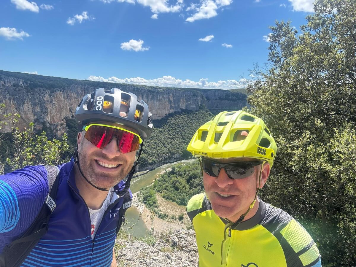 Enfin, une nouvelle saison! Gravel à la Figoulet. Eine Gravelwoche mit @cyclingguide.bs
Nein, «Gravel à la Frigoulet» ist kein neues Menü von Chefkoch Vincent. Noch nicht. Doch genauso wie in der Küche wird auch auf zwei Rädern ständig an neuen Rezepten gearbeitet. Das Frigoulet entwickelt sich weiter, probiert Neues aus und ergänzt seine bewährten Klassiker. Die Gravelwochen sind das beste Beispiel dafür.
Und nachdem ich im letzten Jahr die Gravel-Premierensaison als Guide verantworten durfte, war es mir eine Freude, auch dieses Jahr wieder den Gravel-Saisonauftakt im Frigoulet zu leiten. Viele bekannte und neue Gesichter zu sehen und die Energie der noch jungen Saison zu spüren, fühlte sich wie ein kleines Heimkommen an.
Ich höre immer wieder: «Gravelbiken ist nur ein vorübergehender Hype». Ich sehe das anders. Für mich vereint das Gravelbike das Beste aus verschiedenen Welten: die Dynamik und Effizienz eines Rennrads; die Freiheit des Mountainbikes, abseits der Strassen unterwegs zu sein; und die Möglichkeit, lange und abwechslungsreiche Touren zu fahren. Vor allem aber eröffnet es neue Optionen, eine Region zu entdecken. Wege, die für das Rennrad ungeeignet und mit dem Mountainbike eher langweilig waren, werden mit dem Speed & Flow des Gravelbikes zu einem Erlebnis.
Besonders die Gegend rund um Les Vans, Banne, den Bois de Païolive und Saint-Paul-le-Jeune entwickelt sich immer mehr zu einem echten Geheimtipp für Gravelbiker. In den vergangenen Jahren wurden mehrere offizielle Gravel-Routen geschaffen und ausgeschildert, die eindrucksvoll zeigen, welches Potenzial die Region bietet. Sogar langjährige Frigoulet-Gäste erleben die Region auf dem Gravelbike noch einmal neu. Einige kennen die Gegend bereits bestens vom Mountainbike oder Rennrad aus. Trotzdem ergeben sich immer wieder neue Routenkombinationen und Perspektiven.
Ich freue mich auf viele weitere gemeinsame Erlebnisse & Kilometer mit tollen Frigoulet-Gästen und eine schöne Schicht Schotter unter den Reifen!