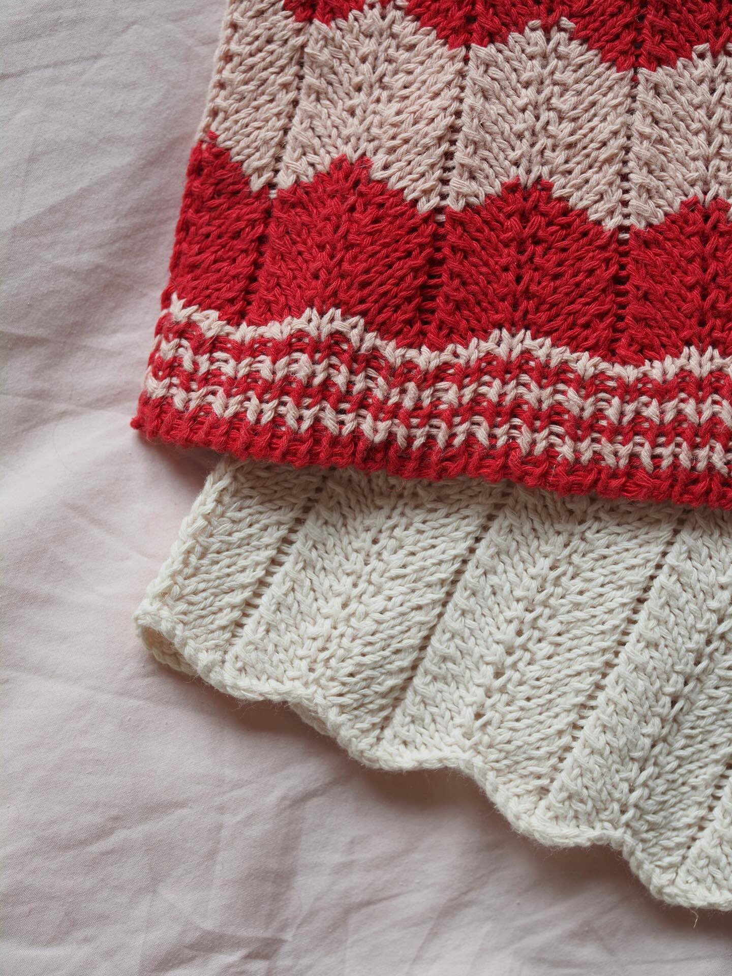 Le top BELICHE vous permet plusieurs possibilités :
• Bas du corps en côtes ou festonné.
• Avec ou sans manches.
• Uni ou rayé.
🦜Si vous l’avez déjà tricoté, vous avez opter pour quelle version ?
🛼 Retrouvez La Fiche tricot en 10 tailles en français et en anglais sur Ravelry et www.AtelierEmilie.com
Fils . @natissea.chanvre
__________________________________
#atelieremiliedesigns #belichebyae
tricot - Knit - knitting - top été