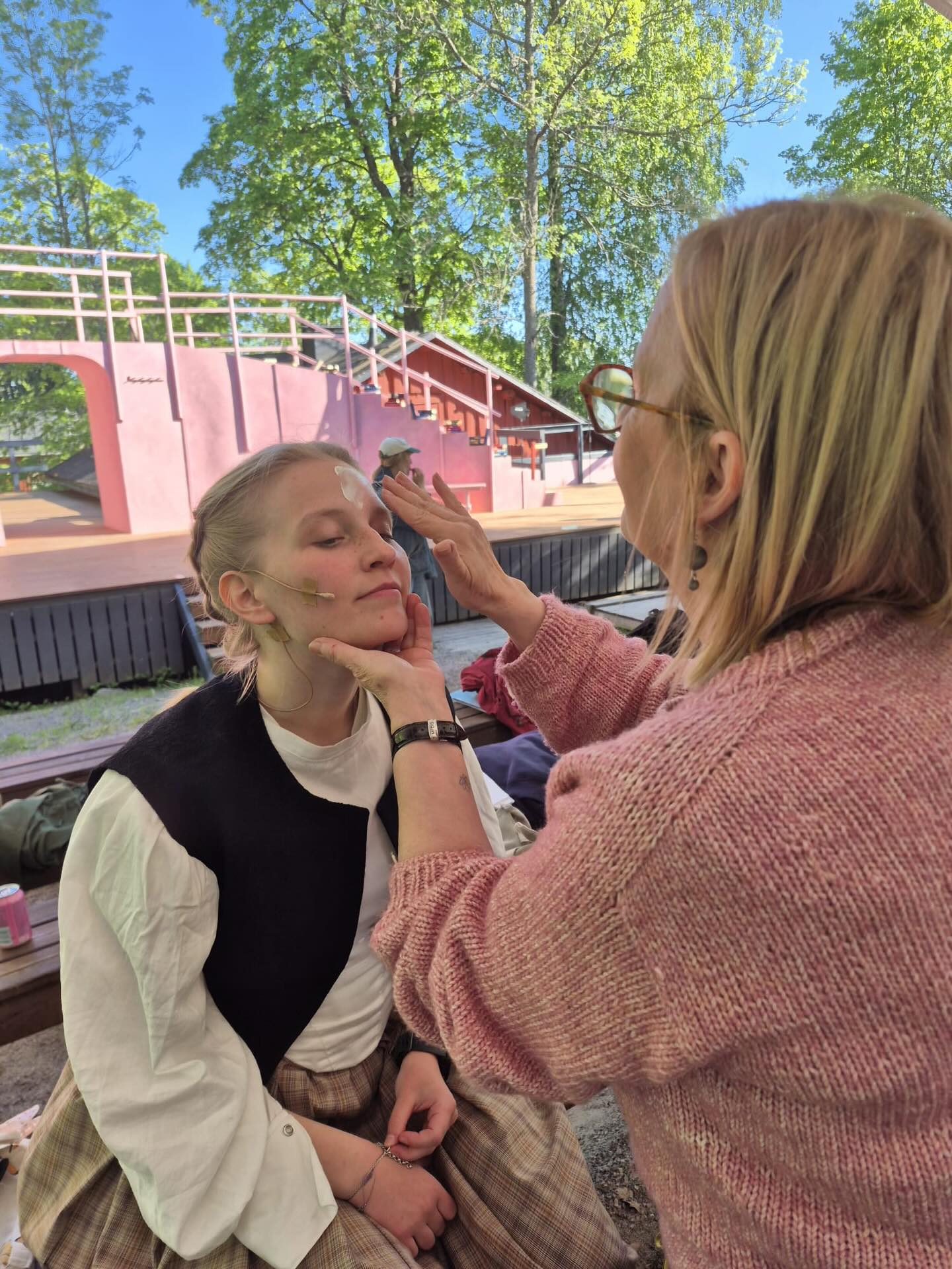 Apulaisohjaaja Annika varmistaa, että Jo’ta näyttelevä Aino on valmis kohtaamaan niin näyttämön valokeilat kuin kesäauringonkin. ☀️
Muistutus myös katsomoon: UV-säteily ei tunne väliaikaa, joten aurinkorasva kannattaa levittää ennen esitystä. 🧴😎
Nähdään kesällä Pikku naisten parissa – hyvin suojattuina ❤️
LIPUT aikuiset 27/24 eur ja nuoret/lapset 15/5 eur
lippu.fi
Ensi-ilta 13.6.2026 klo 17
Louisa May Alcott
Näyttämösovitus Heini Vahtera
Ohjaus Sirpa Riuttala
Järvenpään Vanhankylänniemessä
#Järvenpäänteatteri #Järvenpäänkesäteatteri #kesäteatteri #Pikkunaisia #kesä2026