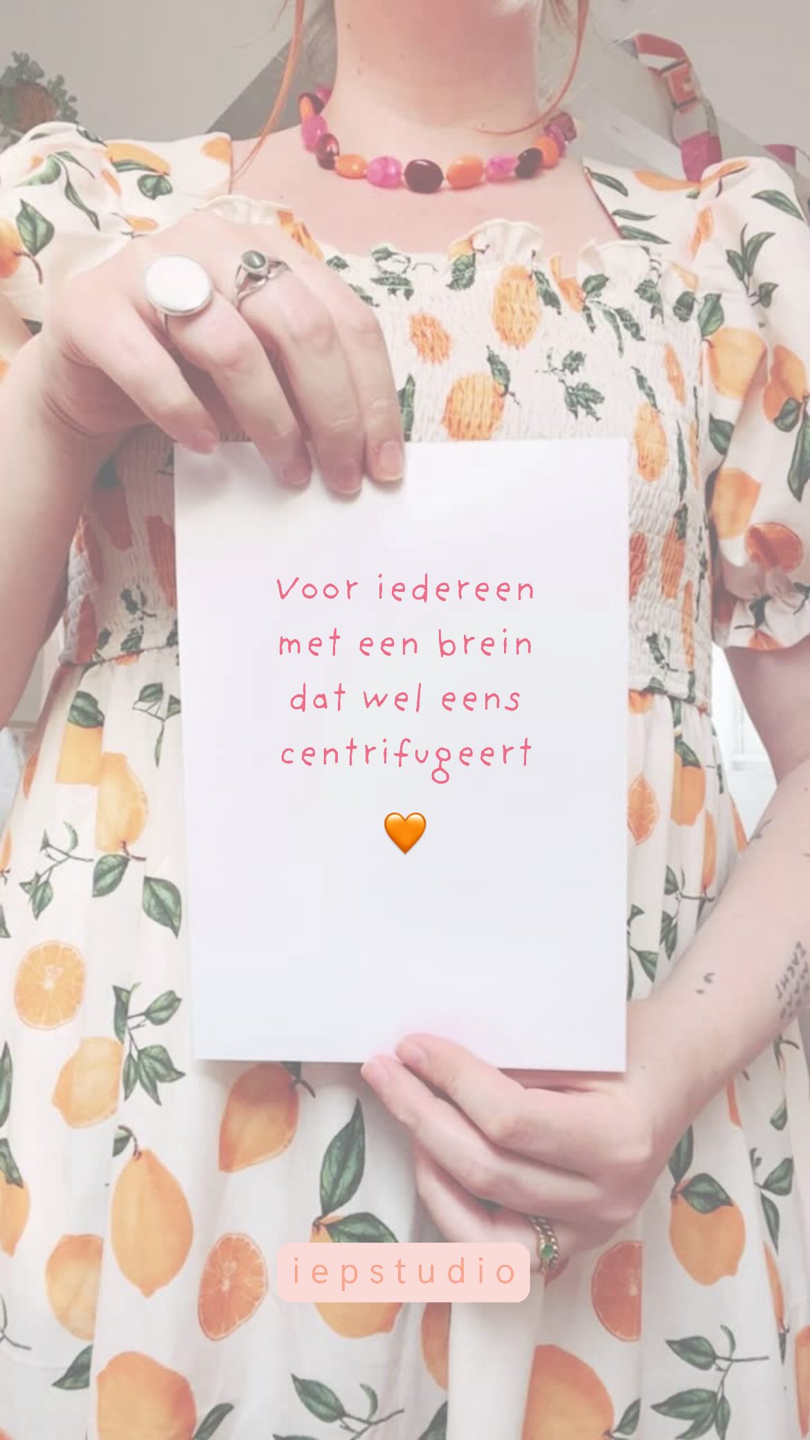 Voor iedereen met een brein dat wel eens centrifugeert. 🧡
Iemand fluisterde ‘t me ooit toe: Het is. En ik heb het daarna niet meer losgelaten. Reden genoeg om deze woorden voor altijd op mijn lijf te vereeuwigen en met mij mee te dragen ✨
Soms slingert het leven je dingen toe die je niet had besteld en je wereld op z’n kop zetten. Dan is het fijn om twee woordjes te hebben die je eraan herinneren: wees maar. Ben maar. Het is.
Mijn brein staat ook meerdere keren per dag op standje centrifugeren 🌀 en het blijft voor mij ook een uitdaging om gewoon te zijn, het er te laten zijn. Niet te zwart wit en proberen niet te veel in goed of fout te denken naar mezelf.
Voor mij & voor jou, Het is. Meer hoeft het niet te zijn 🌸
Binnenkort is dit nieuwe lino printje aka het zusje van ‘Wees maar zacht’ te verkrijgen. Zeker zijn van een printje? Stuur me dan een berichtje en jij staat bovenaan m’n lijstje ✍🏻
#creatieveondernemers #linoleum #linosnede #mentalegezondheid #creativiteit