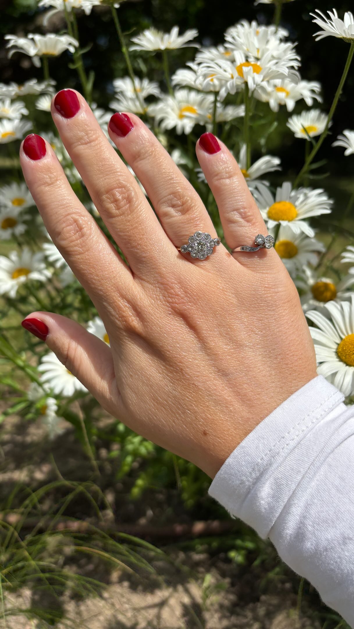 Summer daisies 🌼 enough said… This vintage diamond cluster is available on the website 🫶🏻
.
#ThatIslandFeeling #CottagecoreLiving #EnglishCountryGarden #VintageRing #HeritageStyle