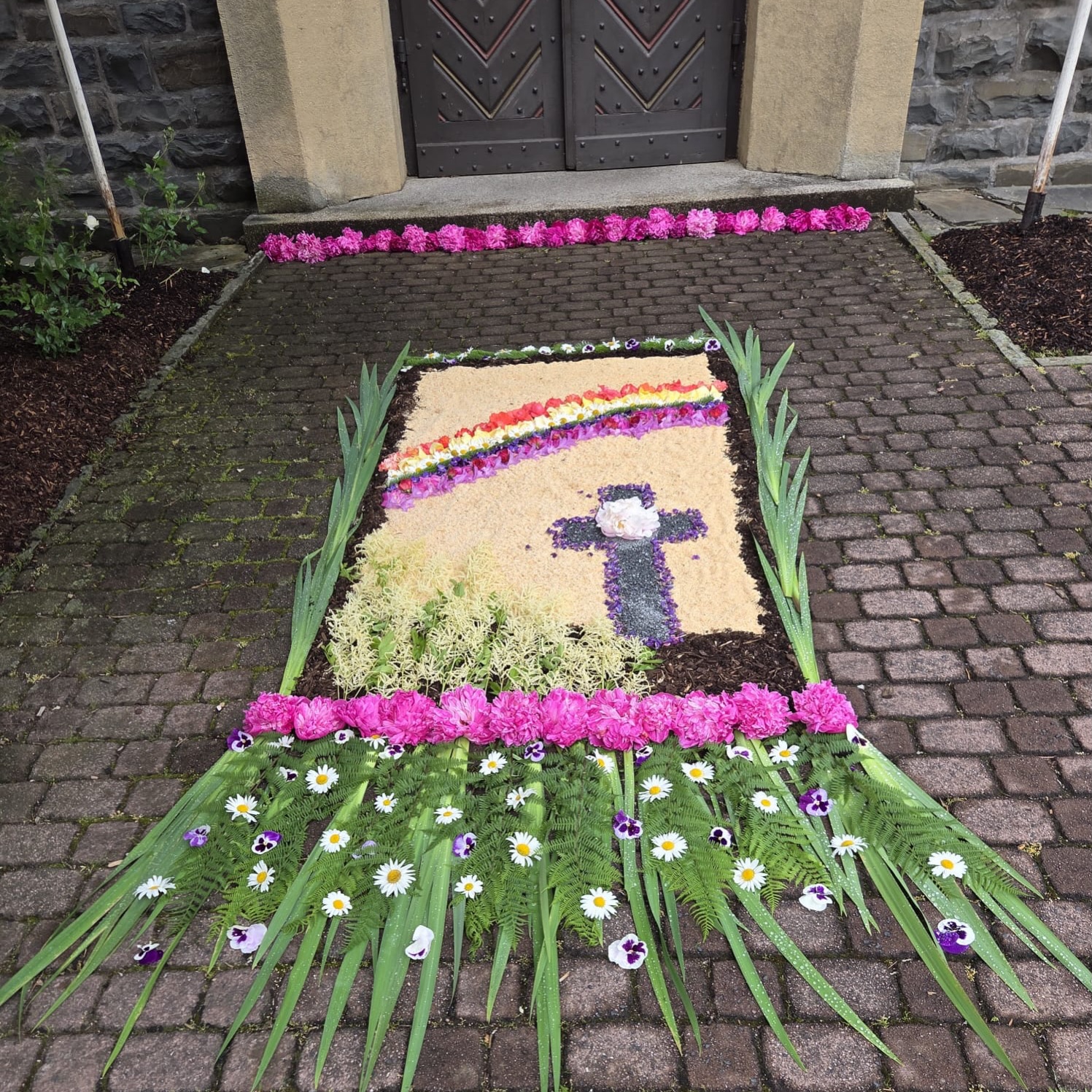 Fronleichnams Prozession in Rönksen heißt immer: Wunderschöne Blumenteppiche 🤩
Und eigentlich auch geselliges Frühshoppen im Anschluss bei Huss. 🎶☀️
Doch nicht heute, denn wir starten gleich direkt weiter in ein musikalisches Wochenende.
🔜 nach Altena.
Wir wünschen allen ein wunderbares langes Wochenende 🙌
Der Musikverein Kuhschisshagen grüßt den Rest der Welt 🐄🌎
#prozession #musikverein #rönkhausen #altena @spielmannszug_roenkhausen