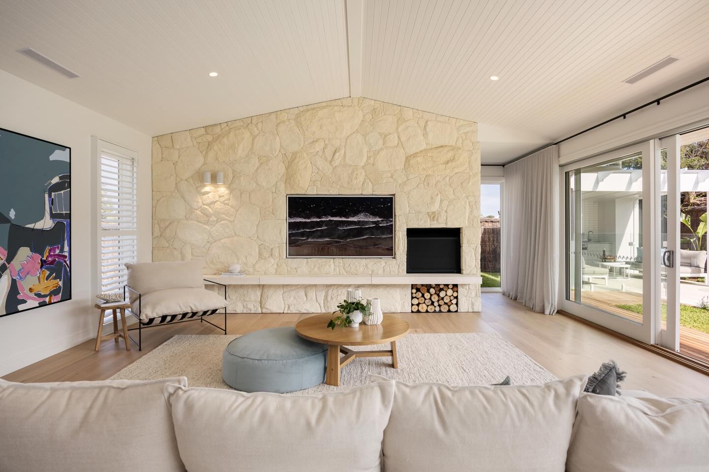 Sweet, sweet set up here.
Full stone wall fire place, art tv, loose yourself couch. Nothing better to curl up by the fire watching some Netflix framed by our Shell Tuscan Limestone cladding. Chill.
—————
Project by @jendiprojects
Stonemason @stoneandbrickpics
Stone Cladding - Shell Tuscan Limestone Cladding
Hearth - Hand Custom made Shell Recon Limestone