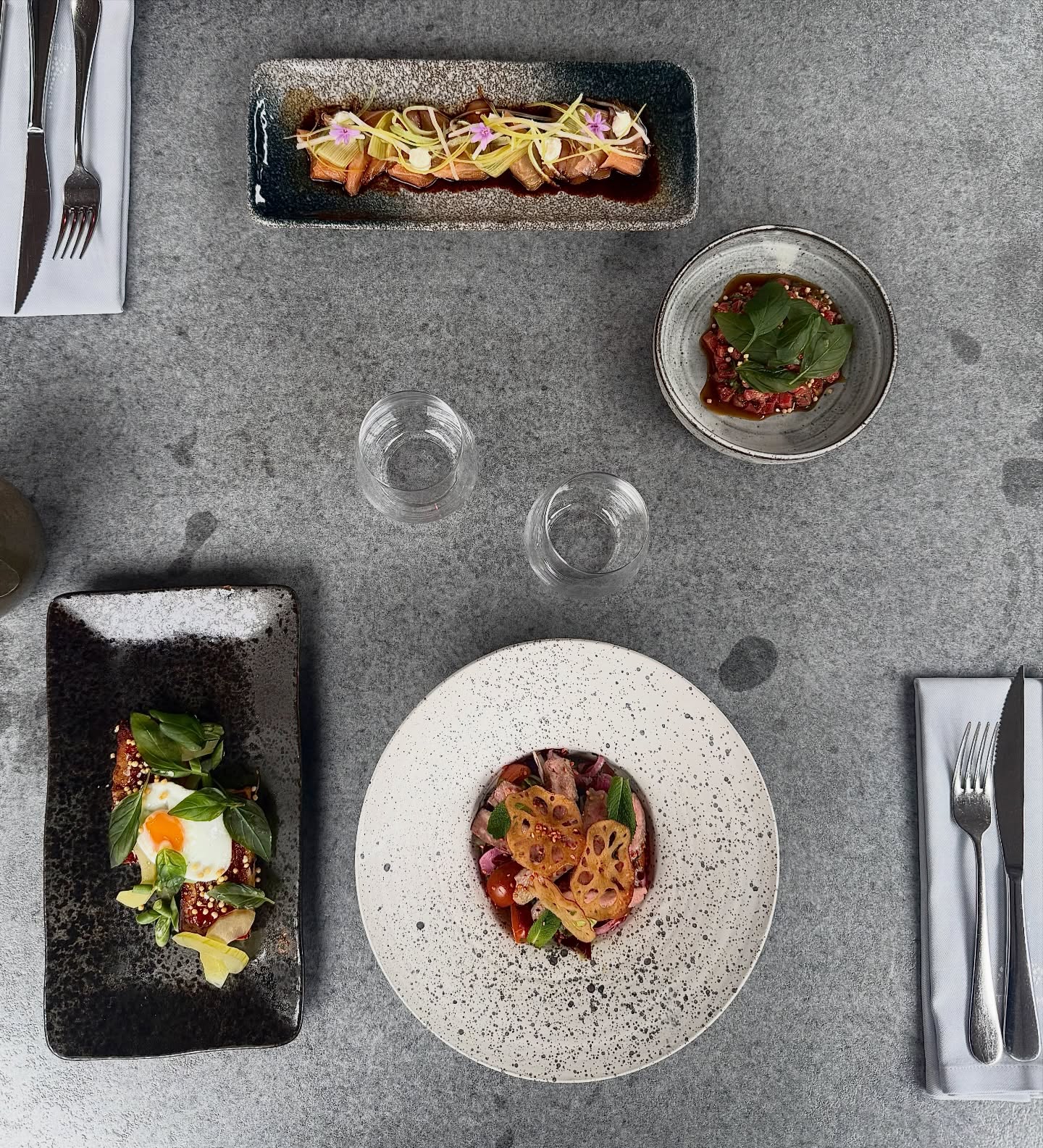 Besök The Lamp Restaurant!
Vi har nyligen uppdaterat menyn och här ser ni några av de nya rätterna. Varmt välkomna till oss för att finna era nya favoriter!🤍
Är ni 7 personer eller mindre kan du göra en bordsreservation. För större sällskap eller för dig som hellre vill boka via telefon ringer du 011-12 20 10 alternativt mejlar oss på info@thelamprestaurant.se