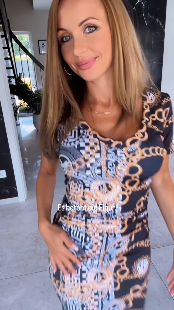 Dieses Kleid macht etwas, was figurbetonte Kleider normalerweise nicht können.
Ich liebe feminine Kleider. Aber ich mag es nicht, wenn man sich darin ständig beobachtet. Wenn man den Bauch einzieht, am Stoff zieht oder darüber nachdenkt, ob alles richtig sitzt.
Genau deshalb wollte ich dieses Kleid anders machen.
Die Drapierung formt die Silhouette auf eine natürliche Weise und durch die verstellbare Länge kann jede Frau selbst entscheiden, wie sie es tragen möchte.
Für mich geht es aber um etwas anderes.
Es ist dieses Gefühl, wenn man ein Kleid anzieht und sich sofort weiblich fühlt.
Genau dieses Gefühl wollte ich mit dem neuen Aphrodite-Print einfangen. Die Mischung aus Eleganz, Weiblichkeit und einer kleinen Portion Coolness.
Und genau deshalb ist dieses Kleid eines meiner Lieblingsstücke geworden. ✨
#kleidliebe #femininestyle #eleganterlook #outfitinspiration #neglance