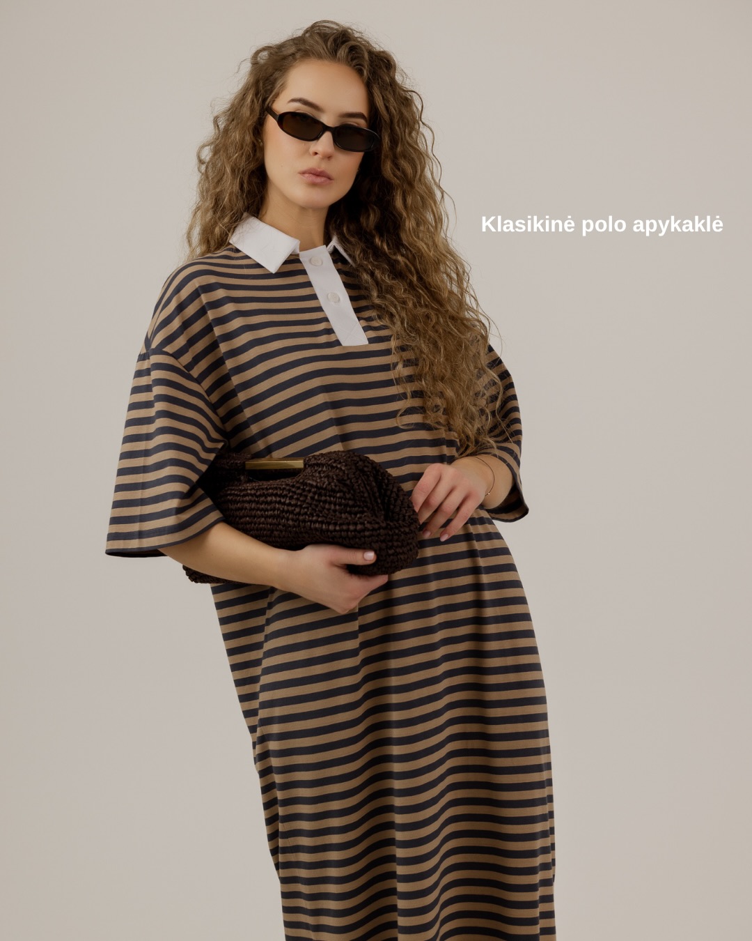 Jeigu reikėtų apibūdinti tobulą vasaros suknelę, tai tikrai būtų SILT DUNE arba SILT SHORE.
Šis suknelės modelis apjungia viską, kas susiję su vasara: laisvumas, lengvumas, dryžiai, polo apykaklė, trumpos rankovės, ilgas siluetas ir kutai.
Kas suteikia šiais suknelei išskirtinumo? Judesys. Vilkint ją, visas subtilumas ir nuotaika atsiskleidžia, kai audinys bei kutai juda kartu su jumis.
Polo apykaklė pabrėžia viršutinę dalį, sustruktūrizuoja ir subalansuoja su laisva suknelės apačia.
SILT DUNE - šiltesnių, smėlio tonų suknelė.
SILT SHORE - šaltesnių, kontrastingesnių atspalvių.
Abi sukneles rasite naujoje kolekcijoje bei PÙPLA studijoje Tauragėje.