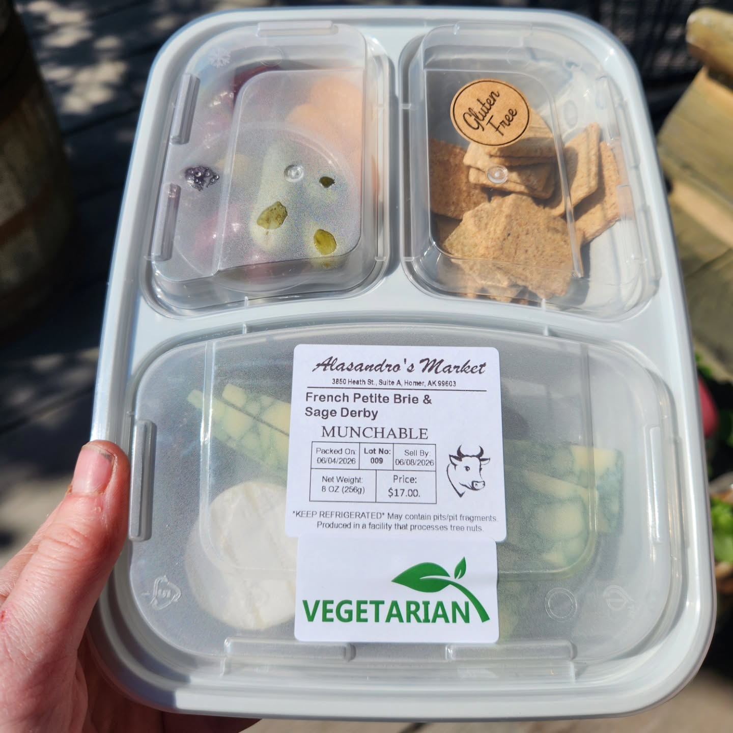 The best grab'n go adventure snack has expanded to include our VEGETARIAN and VEGAN friends! Vegetarian options are available NOW, with a Vegan option on the way!
This snack is always gluten-free and always delicious.
Elevate your adventure with @alasandrosmarket Munchables ⛰️💅