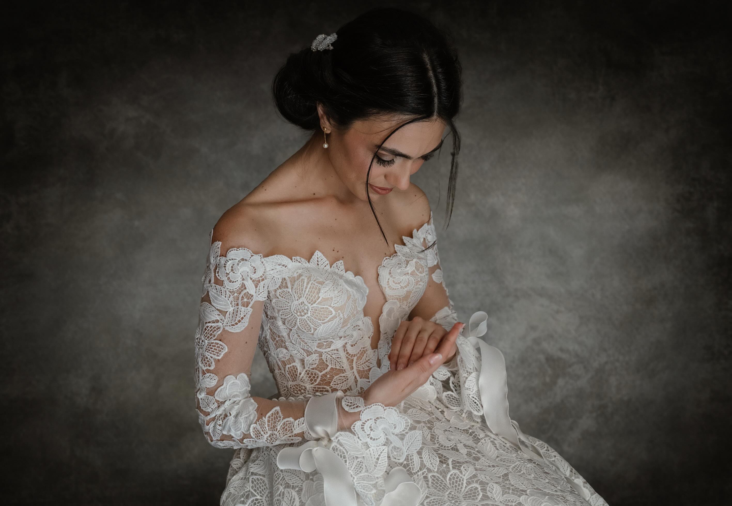 Non è solo un abito bianco: è la luce di un nuovo capitolo che inizia.
Credits
Wedding Planner
@annateresalaudatoevents
Photographer: @francese_davide
Makeup Artist: @toshine_antonellamarrandino
Bridal Gown: @cerratosposa