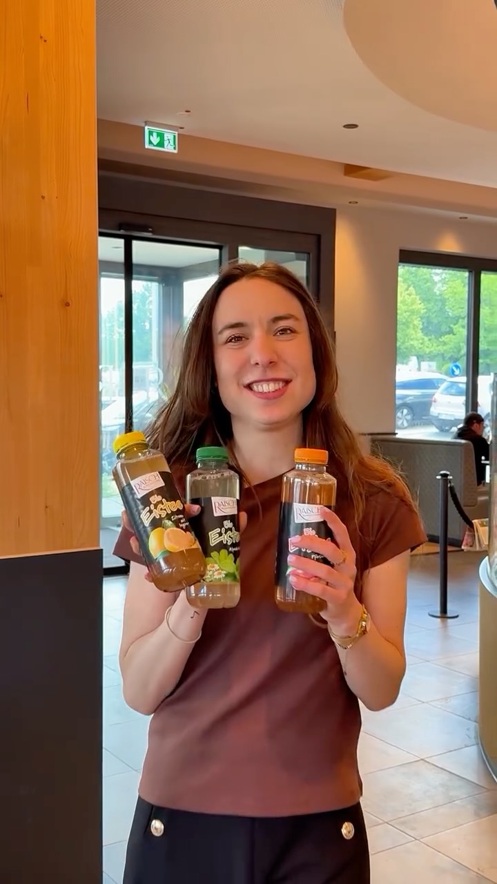 Unsere Bio-Eistees gibt es in drei Sorten und irgendwie hat jede ihren eigenen Favoritenstatus:
🍑 Pfirsich
🌿 Alpenkräuter
🍋 Zitrone-Ingwer
Perfekt für warme Tage und kleine Genussmomente zwischendurch. 🤍
#baeckereiraisch #eistee #sommergetränke #raisch