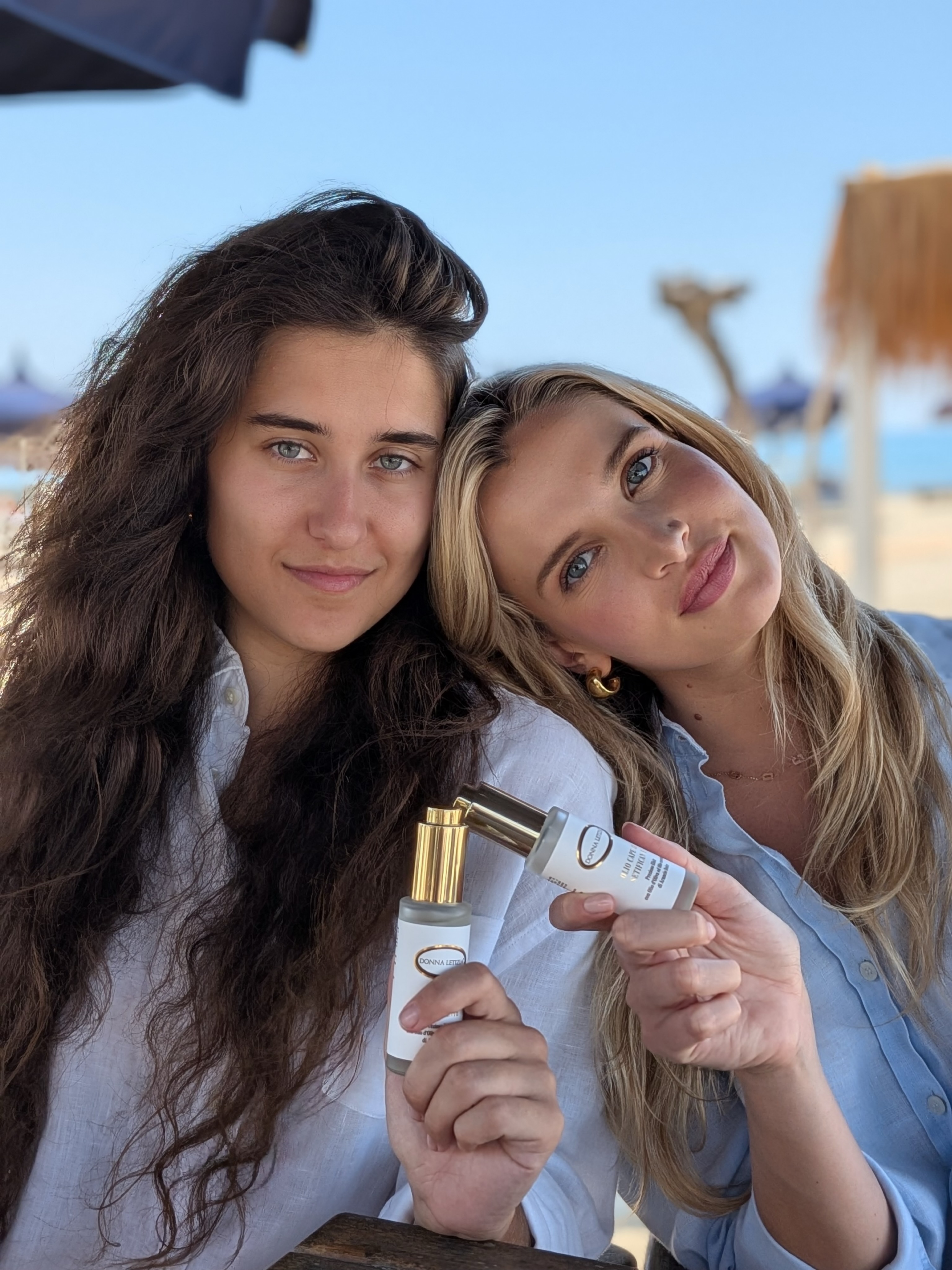 Capelli diversi, stesso hair glow 🌞
Con l’Olio Setificante Donna Letizia
L’olio d’oliva nutre e illumina i capelli senza appesantirli, mentre la vitamina E aiuta a proteggerli da sole, smog e trattamenti aggressivi.
Infine, l’olio essenziale di arancio dolce lascia una profumazione delicata che resta sui capelli per giorni.