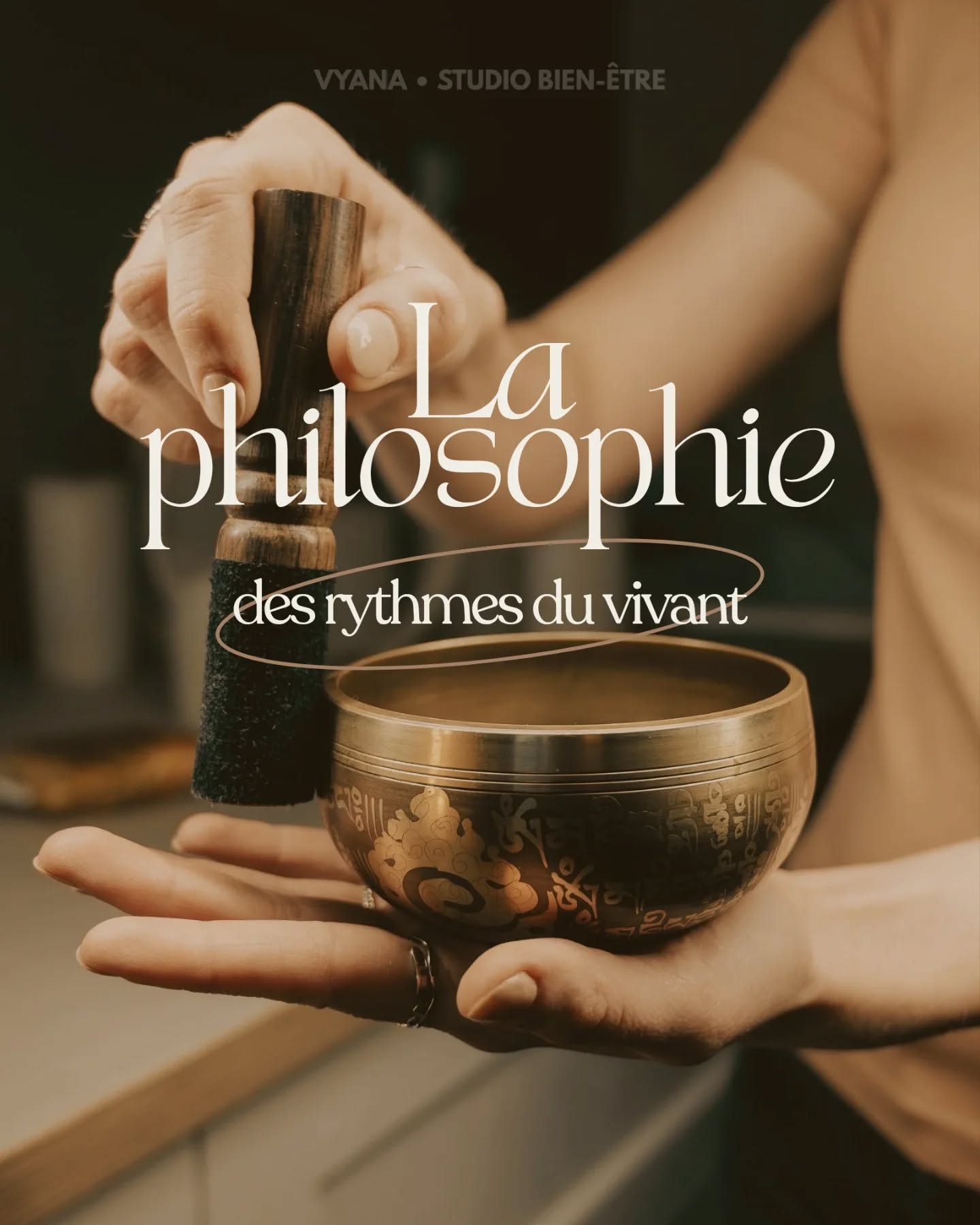 La philosophie des Rythmes du Vivant. ✨️
Aujourd'hui, j'ai envie de vous expliquer ce qui se cache derrière cette expression que j'ai moi-même façonnée.
Elle n'est pas sortie d'un livre, elle est sortie du cœur.
Les rythmes du vivant, c’est une façon de comprendre le corps nourrie par mes études, ma pratique, les médecines ancestrales qui m'inspirent, mais aussi par les femmes que j'ai la chance d'accompagner.
Comme à chaque fois qu'un sujet me passionne, je suis devenue un peu ermite.
J'ai lu, étudié, observé et cherché à comprendre ce qui reliait toutes ces approches et plus j'avançais, plus une même idée revenait:
Le rythme !
Le cœur possède son rythme.
Le souffle possède son rythme.
Le sommeil, la digestion, les hormones possèdent leur rythme.
La nature entière fonctionne selon des cycles, des alternances et des mouvements permanents.
Alors une graine a germé:
Et si le corps humain était lui aussi profondément rythmique ?
Et si une partie de notre équilibre dépendait de la cohérence entre ces différents rythmes ?
J'aime imaginer le corps comme une symphonie.
Une symphonie composée de multiples rythmes qui dialoguent entre eux en permanence.
Certains sont biologiques.
D'autres sont fonctionnels.
D'autres encore sont beaucoup plus subtils et invisibles.
Lorsque ces rythmes sont écoutés et respectés, le corps possède une étonnante capacité à s’adapter et à retrouver son propre équilibre.
Mais lorsque l’harmonie se fragilise, le corps nous envoie souvent des signaux comme de la fatigue, des tensions ou simplement ce sentiment d'être déconnectée de soi-même.
Les Rythmes du vivant sont nés de cette réflexion.
D'une vision qui considère le corps non pas comme un ensemble de symptômes, mais comme un vivant à écouter.
Finalement, je crois que prendre soin de soi consiste parfois simplement à retrouver un peu plus de cohérence avec les rythmes du vivant.🤍
Alors est-ce que ça vous parle, cette vision ? Cette réflexion ?