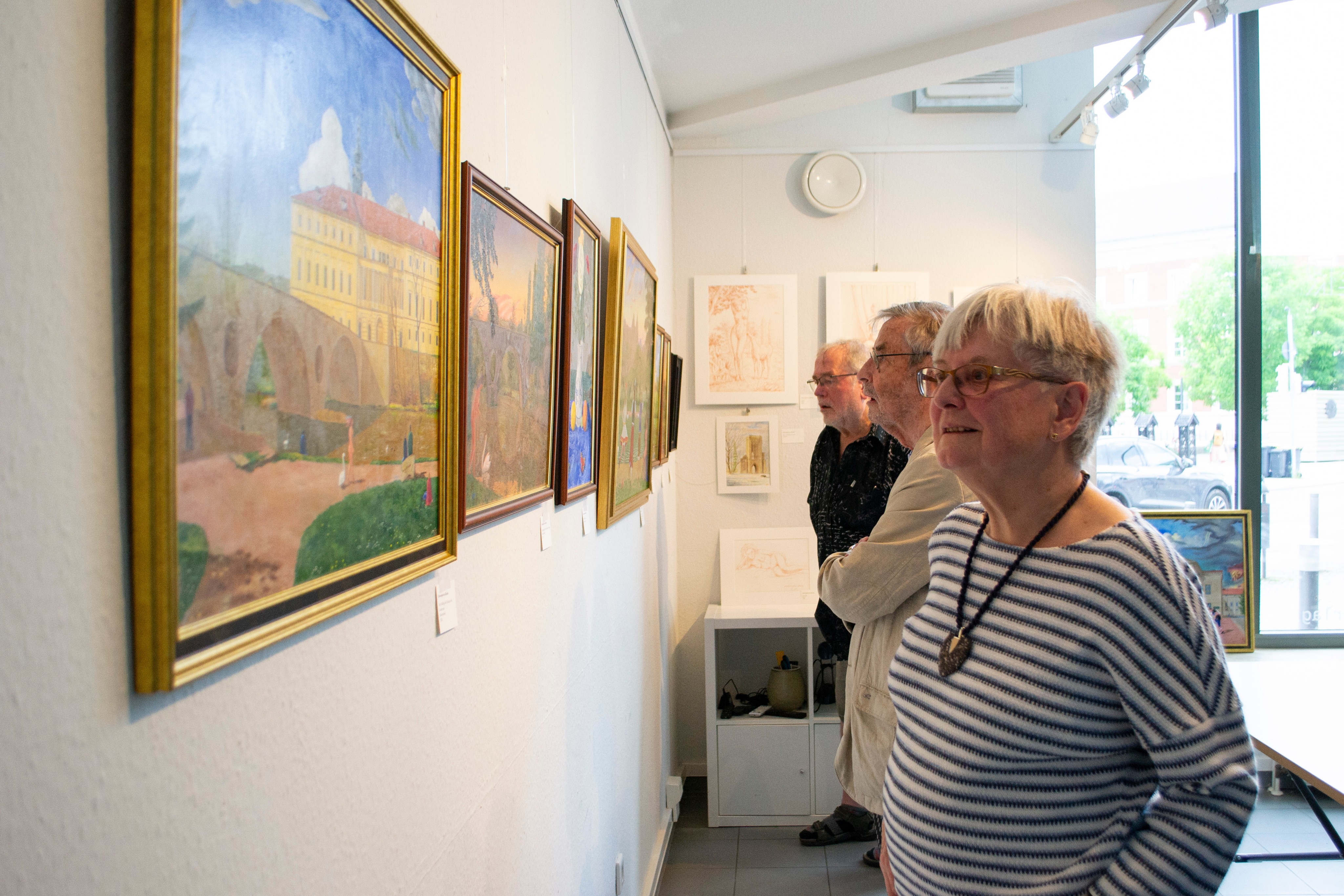 Vielen Dank an alle, die bei der Eröffnung unserer Ausstellung „Allegorien im Bilde“ dabei waren! ✨
Wir freuen uns sehr über die vielen inspirierenden Gespräche, die große Resonanz und das Interesse an den Arbeiten von Cristophorus Klimke. Die Ausstellung bildet den Auftakt der Reihe „Hofatelier bespielt das kulturSCHAUFENSTER“ und beschäftigt sich mit Themen wie Frieden, Hoffnung und den vielfältigen Verbindungen zwischen Tradition und Gegenwart.
Danke an alle Besucher, Unterstützer und Mitwirkenden, die diesen Abend so besonders gemacht haben. 💛