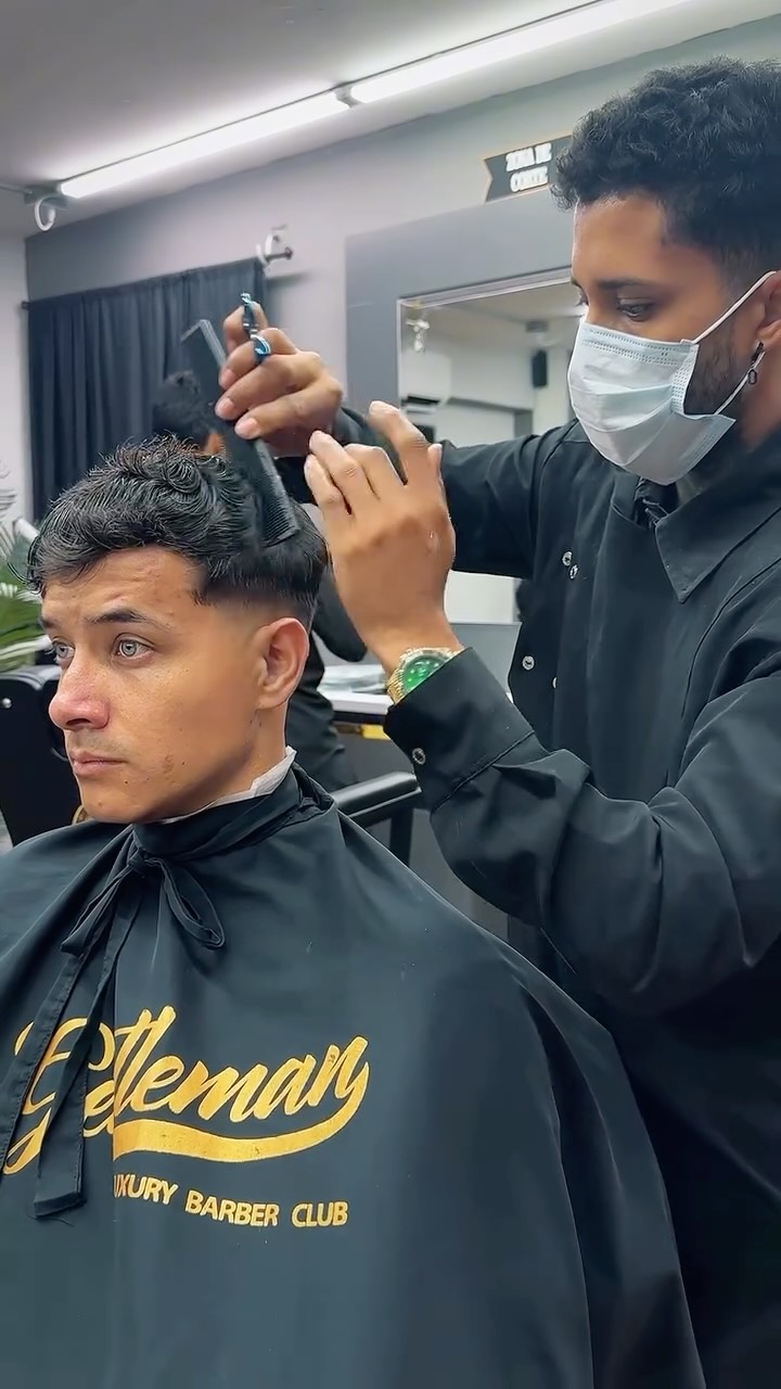 Tu corte debe hablar de ti, no de una tendencia. 👨
En Gentlemen no hacemos estilos genéricos. 💈 Creamos una imagen que se adapta a tu personalidad, tu rostro y tu esencia. 🧔
Porque un buen corte no solo se ve bien, te representa. 😎
Agenda tu cita. Te esperamos en Gentlemen. 🤝👔
