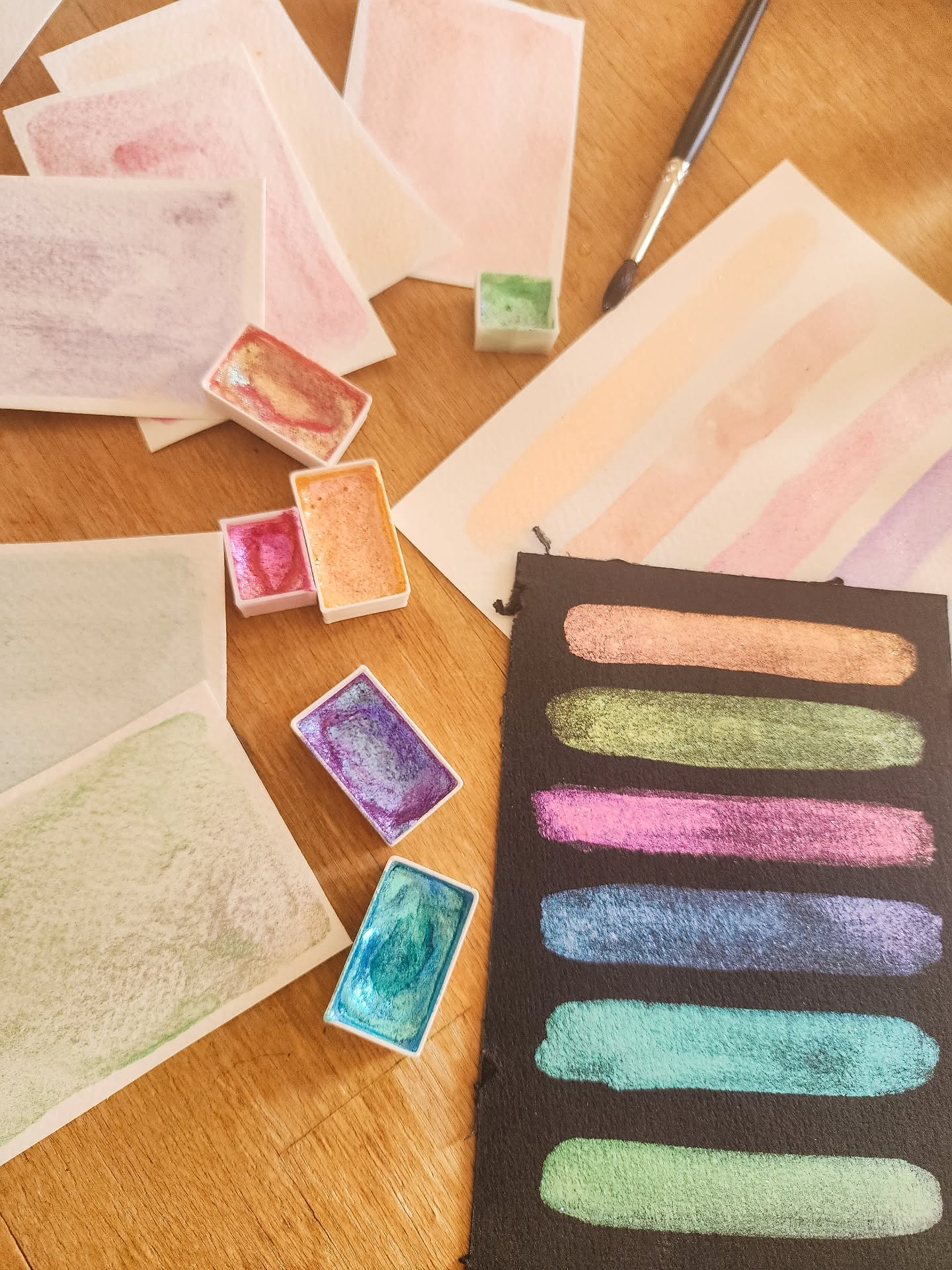 En parallèle de la palette collaborative, des débuts des calendriers de l'avent, des deux nouveaux coffrets, d'un projet encore secret, de la préparation d'un marché, de la mise à jour du site, de la mise en ligne des offres pour l'anniversaire du pig, de la préparation de mes trente ans..
(mais attendez ? What? Elle s'arrête où cette liste 😳 Je me suis encore trop chargée c'est pas possible 😅)
Je confectionne avec amour un joli set arc-en-ciel en édition très limitée pour les 7 ans du Pigmentarium \o/
6 aquarelles transparentes qui changent complètement de reflets et couleurs selon l'orientation de la lumière
Un must have selon moi
Pourquoi ?
-Parce que leur transparence permet de les mélanger à n'importe qu'elle autre couleur pour ajouter des paillettes iridescentes sans trop altérer la teinte de base
-Parce que ça permet des high light magique sur Des couleurs sèche
-Parce que le monde ne scintille pas du tout assez
Elles seront à retrouver en pré-commande sur le site ce week-end et dispo en petite quantité pendant l'événement @bandedecreateurs les 20 et 21 juin à Paris !
On a le temps d'en reparler et que je vous montre tous ces reflets en vidéo pour qu'on s'émerveille ensemble !
Ça vous plaît ?