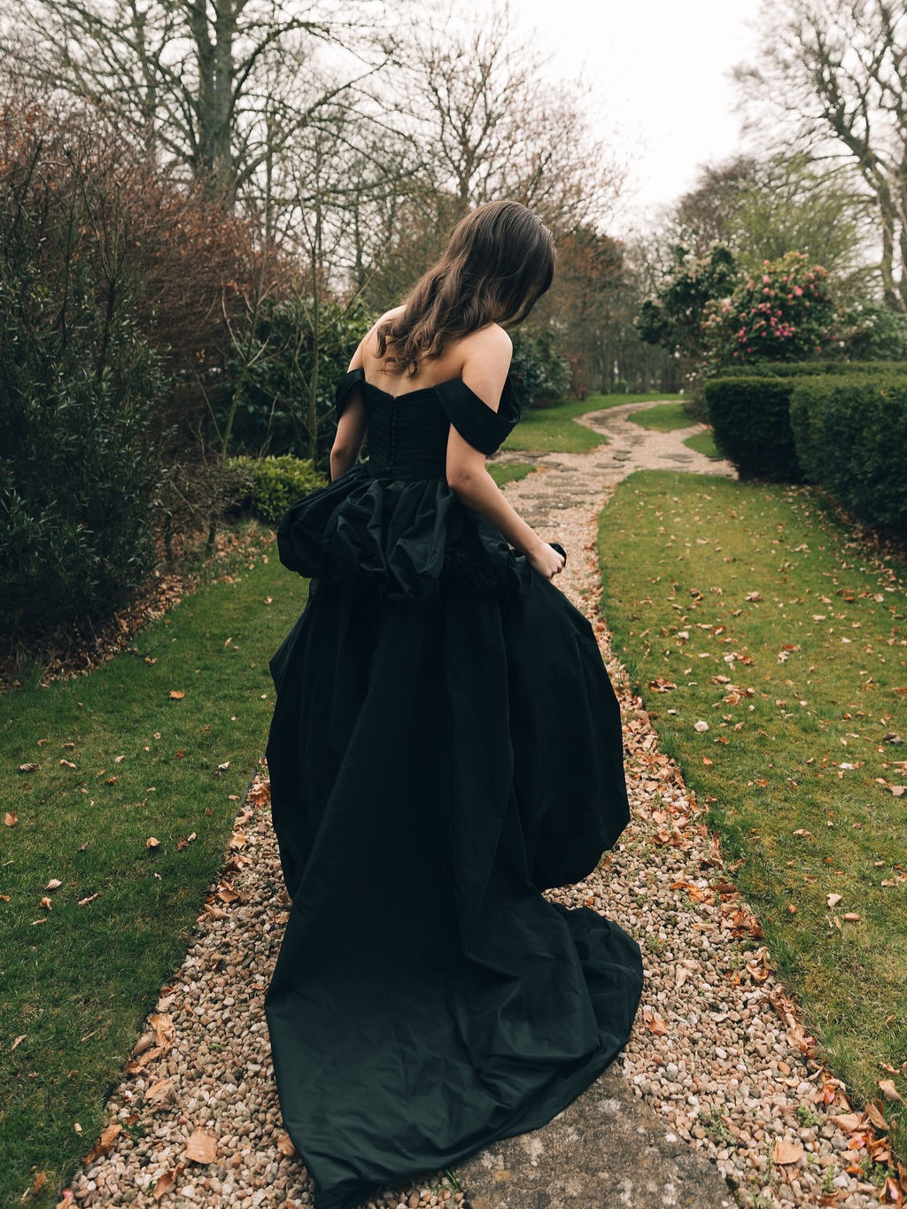 We got a black wedding dress in store. So obviously we had to show it off! Playing in the gardens of Western House.
📸 @lenasabala
🤳 @sonacontentcreation
💐 @floralmenagerie
🧁 @honeybeessweettreats
💇🏼♀️ @lovehairglasgow
💄 @alisag.mua
👑 @mariapolianska_design
⛪️ @westernhousehotel
👗 @unbridaledb / @katycorso_official
👰🏼♀️ @abigailmccartney