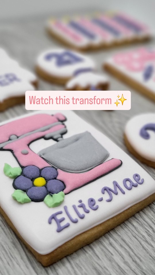 Wait until the end 😍
There's something so satisfying about turning a plain biscuit into edible art. Watching the icing settle perfectly never gets old.
Would you eat it or keep it as art? 👇
#biscuitdecorating
#royalicingart
#cookieart
#satisfyingreels
#bakingreels