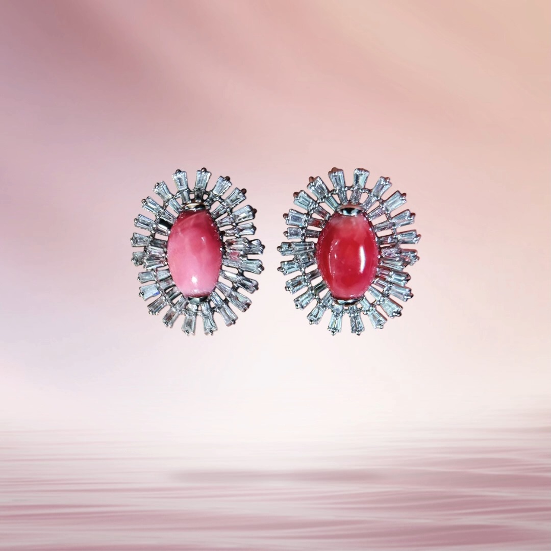 A burst of light, centered around one of nature’s rarest treasures.
Natural flamingo pink conch pearls totaling 6.35 carats radiate from a sculptural sunburst of diamonds, creating a design that feels both powerful and refined.
Rare. Vibrant. Unmistakably alive.
#ConchPearl #NaturalConchPearl #HighJewelry #FineJewelry #DiamondEarrings #PearlVogue #Conchéa #JewelryCollector #RareGemstones #LuxuryJewelry