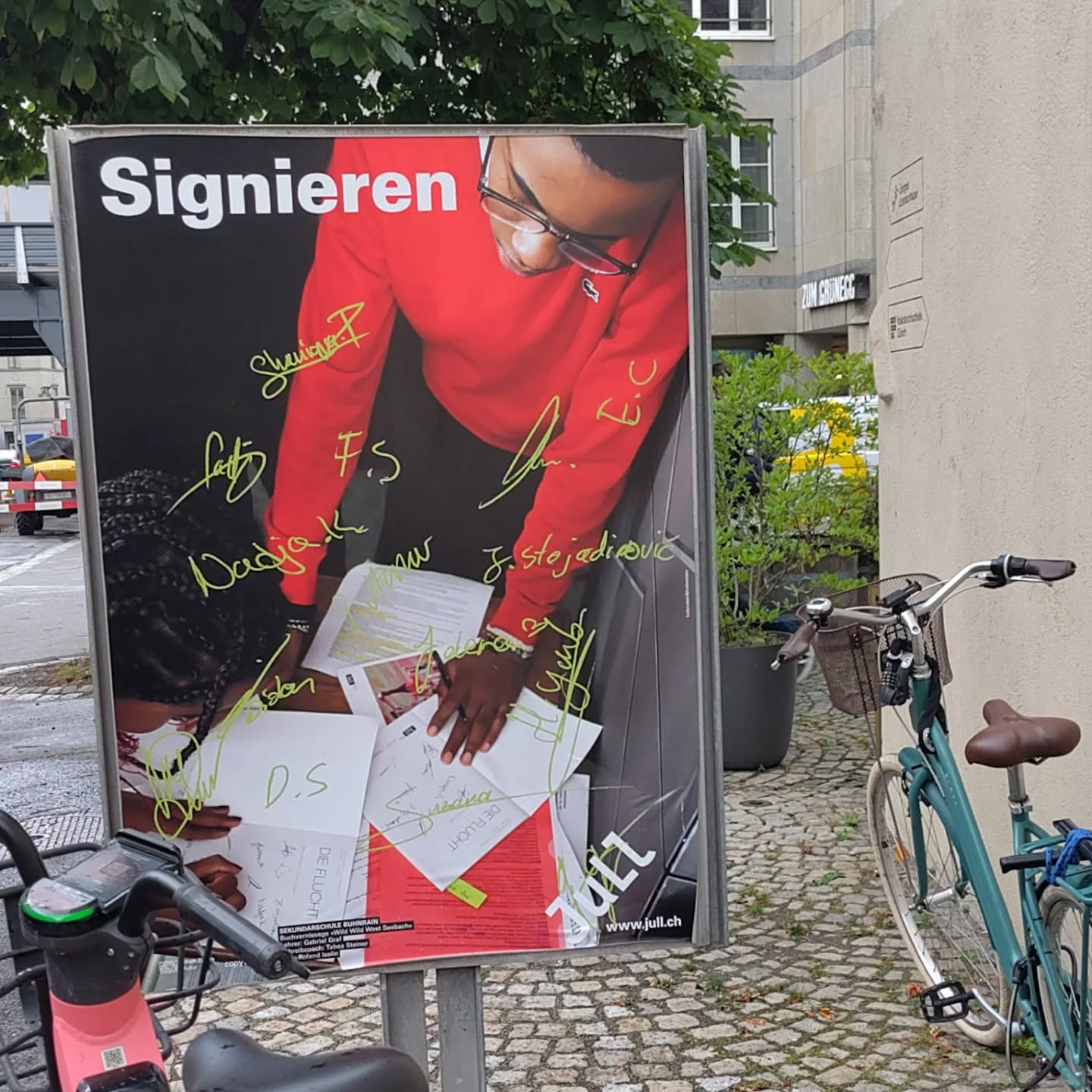 Heute ist die Abschiedsfeier unseres Freundes und Kollegen Roland Iselin. Eine seiner letzten Foto-Arbeiten für das JULL seht ihr auf diesem Plakat, das seit kurzem bei uns an der Bärengasse vor dem Haus hängt.
Danke für alles, Roland! Wir vermissen Dich! ❤️