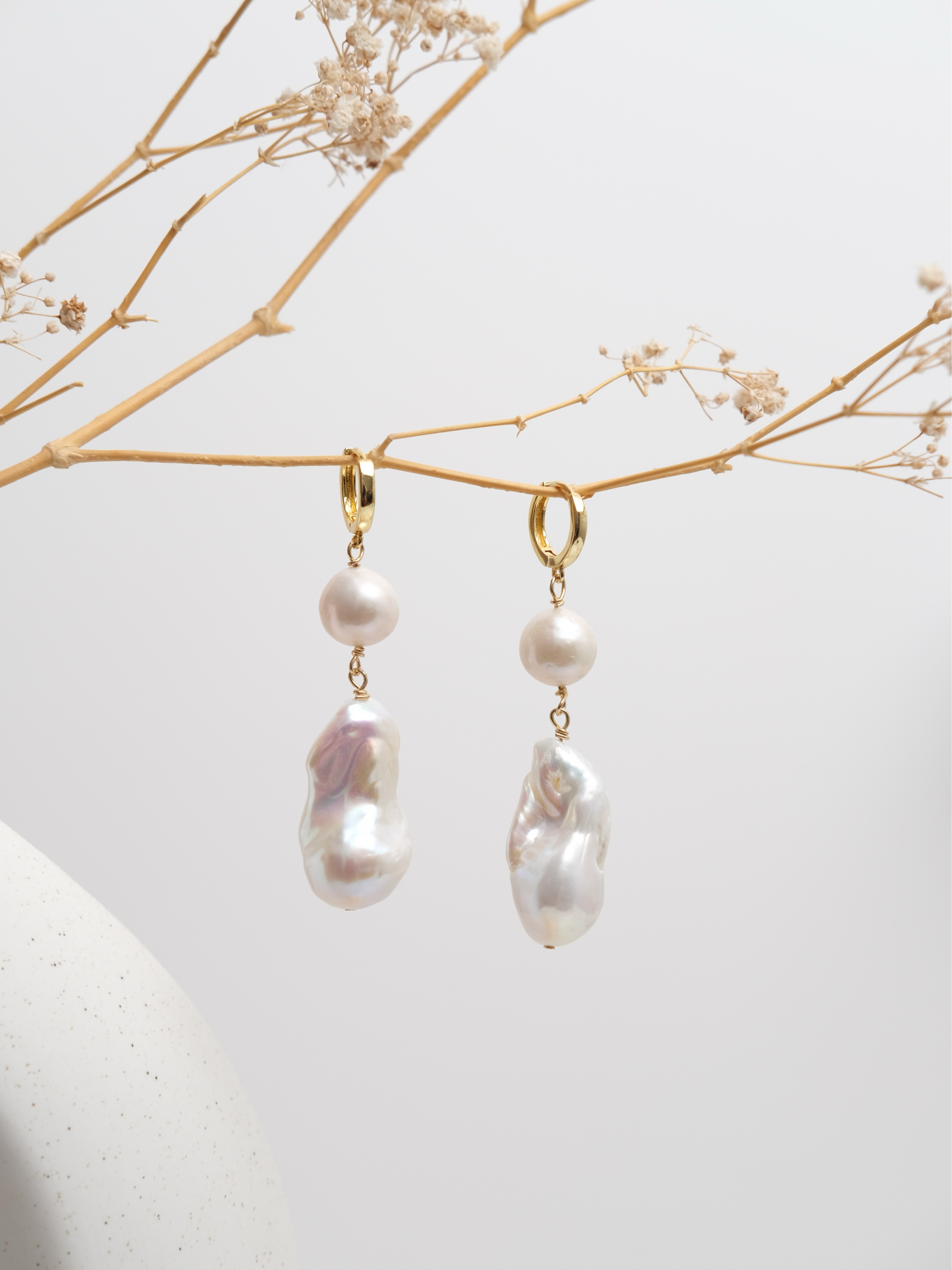 New In 2026, Statement Earrings Janice, modern French pearl jewelry.
This subtle contrast creates a bold and sophisticated piece of jewelry, designed for women who love to express their style with uniqueness. Both chic and avant-garde, these earrings add character to a minimalist outfit as well as a more formal look.
#statementearrings #pearlearrings #newcollection #madeinfrance #modernfrenchpearljewelry