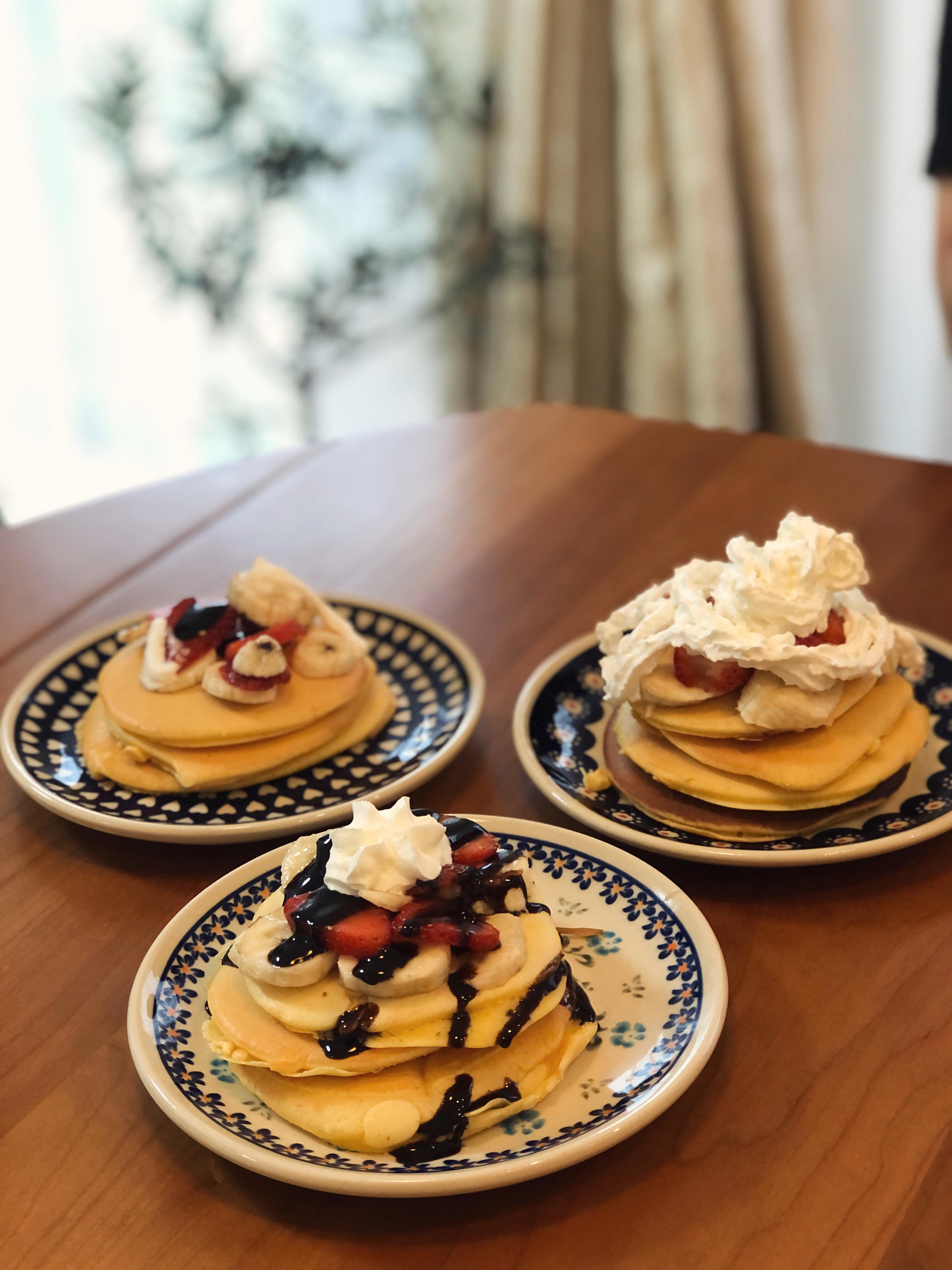 今日は台風で自宅待機になったので
朝からパンケーキ作り🥞🍌🍓🍫
手前が私作の、左奥が娘作の。
右奥のクリームがグシャグシャなのが夫作。
この後追いクリームもしていて、
そりゃあ太るよね〜と思った。
#パンケーキ
#お菓子作り
#子育て
#ワーママ