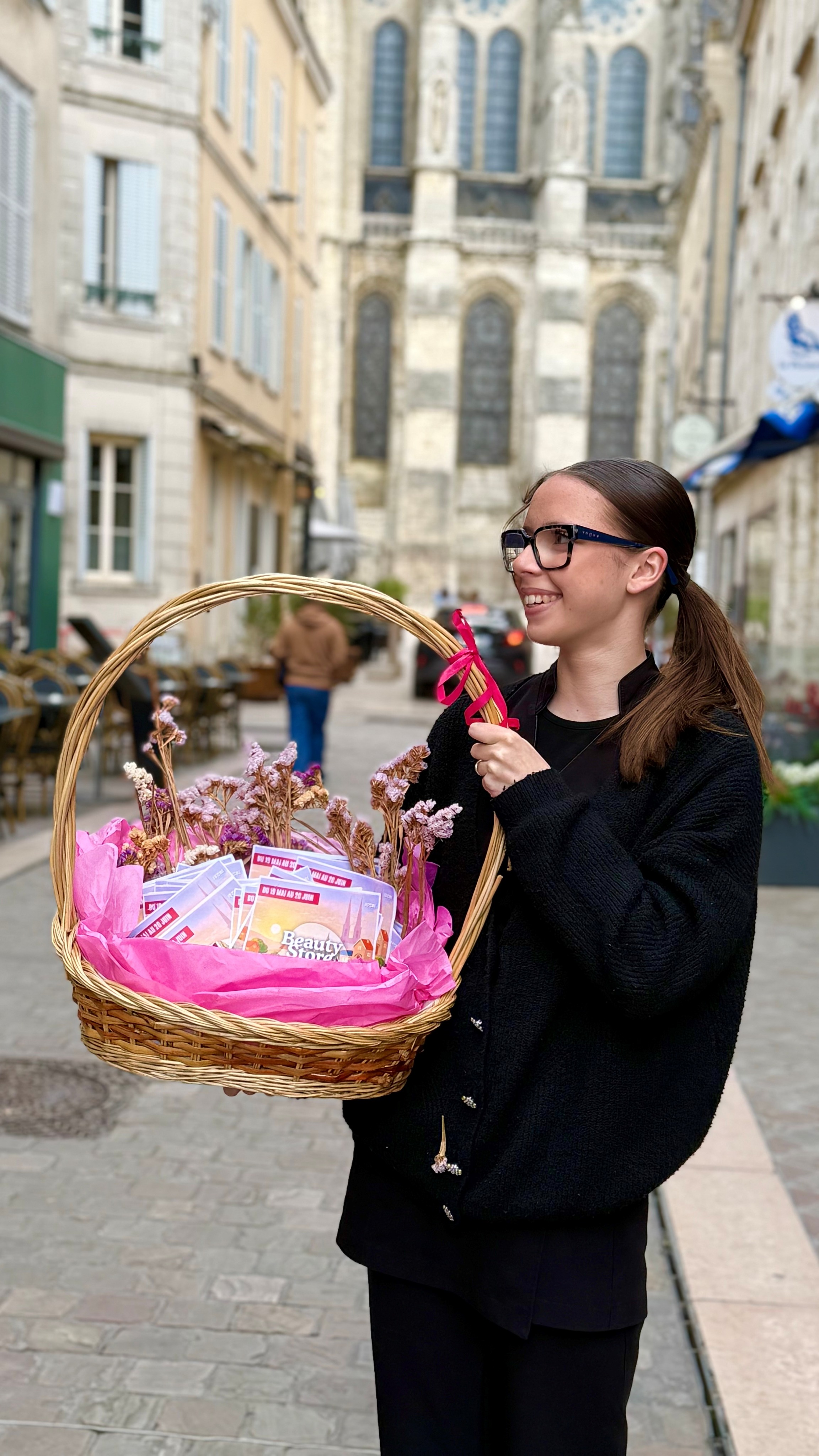 POV : le Beauty Store part à la rencontre des Chartrains ✨
Quelques flyers, des découvertes olfactives, beaucoup de sourires et de belles rencontres dans les rues de Chartres. Merci pour votre accueil, on a hâte de vous retrouver très bientôt en boutique 💖
📍 BEAUTY STORE – Campus IBCBS by Régine Ferrère – 12 rue St-Michel 28000 Chartres
📅 19 mai → 20 juin 2026, du mardi au samedi, 10h – 19h
#Chartres #BeautyStore #BoutiqueÉphémère #Ouverture