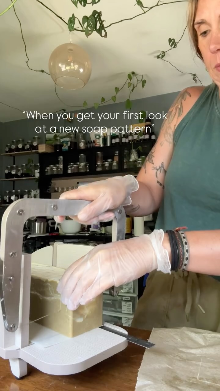 Every. Single. Time.
Truth is I never know how a soap will look when I cut into it, unless it’s a solid color bar, even if I’ve made it a bunch of times. I think that’s part of what makes buying (and making!) small batch soaps so fun.
Any other makers out there have a similar experience??
#artisansoap #soapmaking #smallbatch #naturalskincare #shoplocal