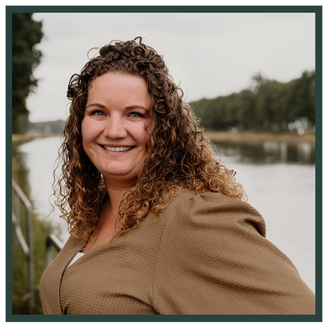 STOPPEN ALS VERLOSKUNDIGE🌻
Na 3,5 mooie jaren bij LEV gaat Celeste vanaf 1-7-2026 een nieuwe uitdaging aan buiten de verloskunde. Hoewel we dat als team ontzettend jammer vinden, zijn we ook trots op haar dappere keuze! We zijn enorm dankbaar voor alles wat ze voor LEV en alle (aanstaande) ouders heeft betekend! Haar oprechte aandacht en fijne aanwezigheid zullen we enorm missen. ❤️
We kijken met een fijn gevoel terug op de tijd die we samen hebben gewerkt en zijn trots op de stap die zij nu gaat zetten.💪🏼 Lieve Celeste, bedankt voor alles! ✨
We wensen je alle geluk, plezier en succes toe in dit nieuwe avontuur. 🪴
#verloskunde #afscheid #zwangerschap #bevalling #kraambed