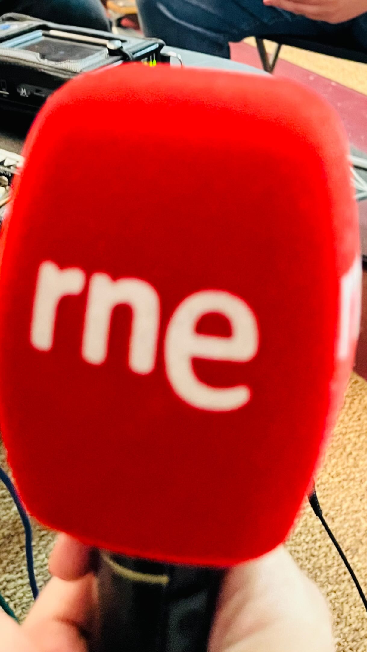 Esta mañana, un equipo de RNE se ha desplazado a Hollers Analog Studio para conectar en directo con “Las mañanas de RNE”. @ikeralvarezzorma nos presentó a mí y al estudio, y dio paso a una conversación con @juanralucas desde Madrid sobre equipo analógico, grabación en directo y cómo se trabaja en un estudio independiente. Enlace a la entrevista completa en la BIO.
Una conversación muy estimulante aderezada con la inesperada participación de @carlangas, a quien tuve el gusto de conocer cuando produjo a @latrinidadpop aquí.
Contento de que un medio así se haga eco de propuestas como esta. Gracias a RTVE, a @lasmananasrne y al equipo desplazado, @ikeralvarezzorma y @carmen_loalv.
#recordingstudio #analogrecording #lasmañanasrne #hollersanalogstudio #malaga