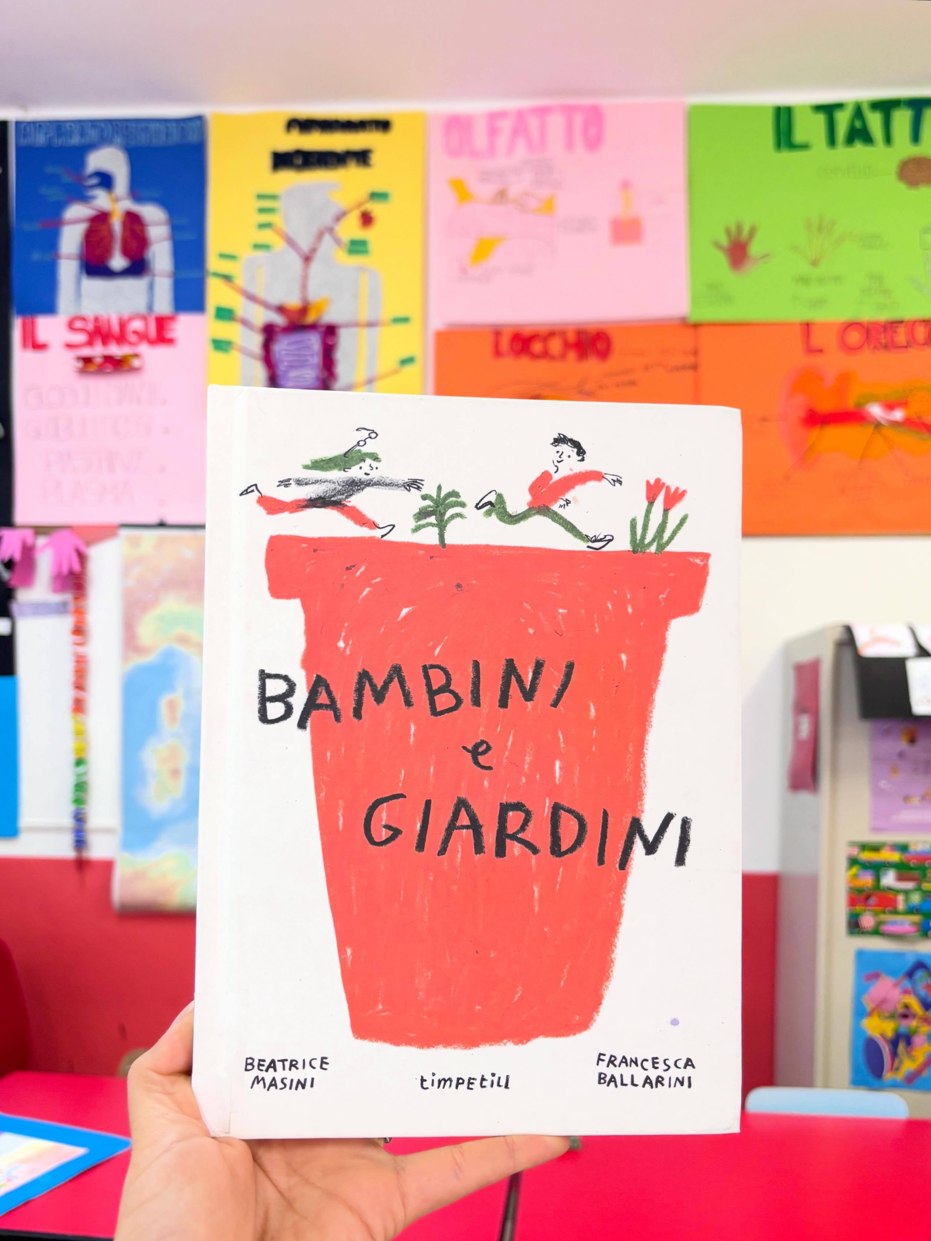 🌱Oggi Beatrice ha salutato i bambini e le bambine del suo primo ciclo completo.
🪴Per ringraziare i genitori, ha donato loro questa lettura:
Bambini e giardini di @beatrice.masini62 illustrato da @_francesca_ballarini per @timpetill.edizioni .
🌳E tu con che libro hai salutato i genitori o la tua classe?