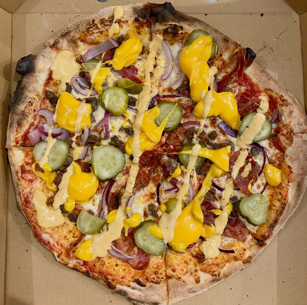 Throwback to the Bacon Cheeseburger special 🤤 🍔 🍕 🧀 🥓
Who wants to see this bad boy back?!
#bacon #cheeseburger #pizza #surrey